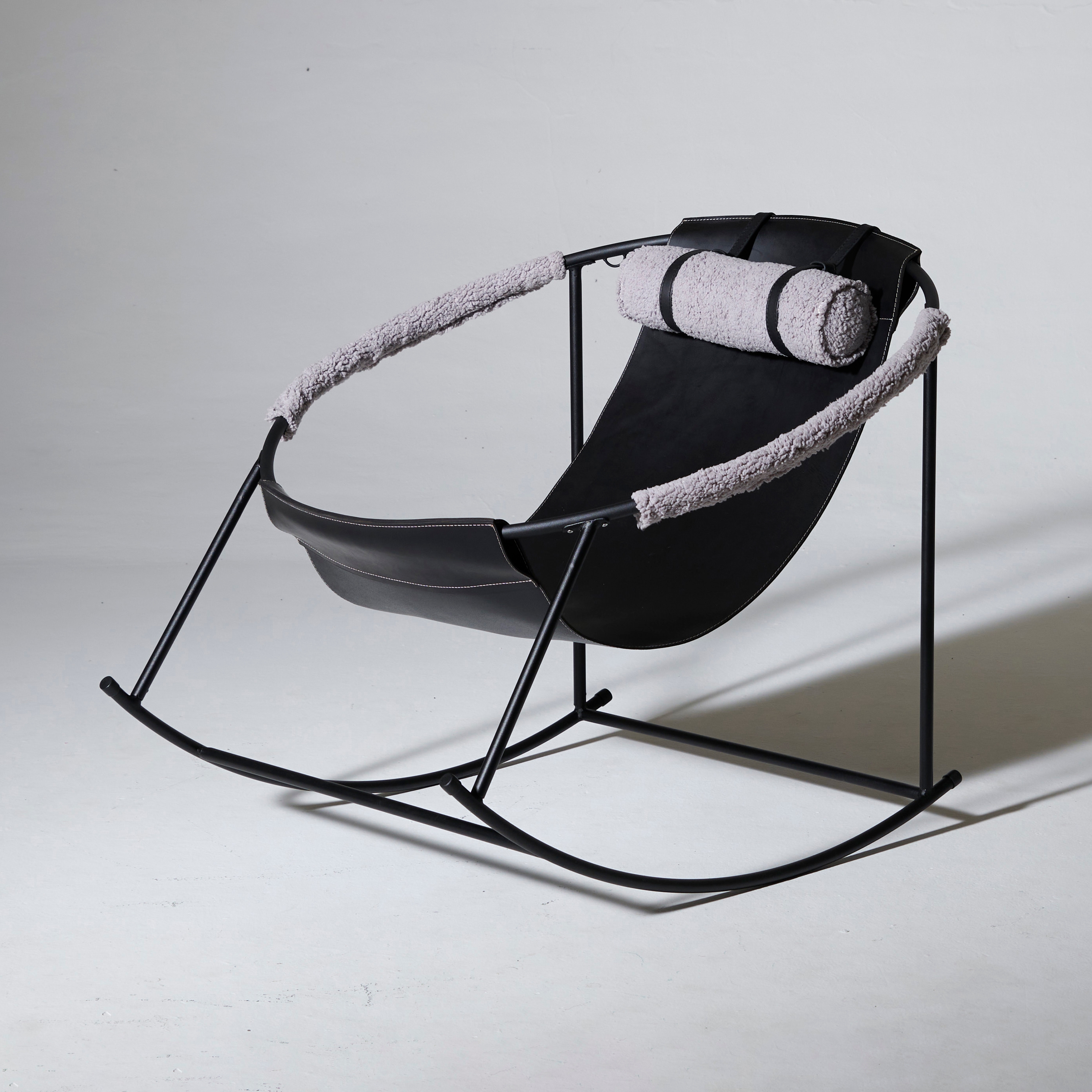 Afficher le produit Rocking Chair / Sling Thick Leather du fabricant Studio Stirling