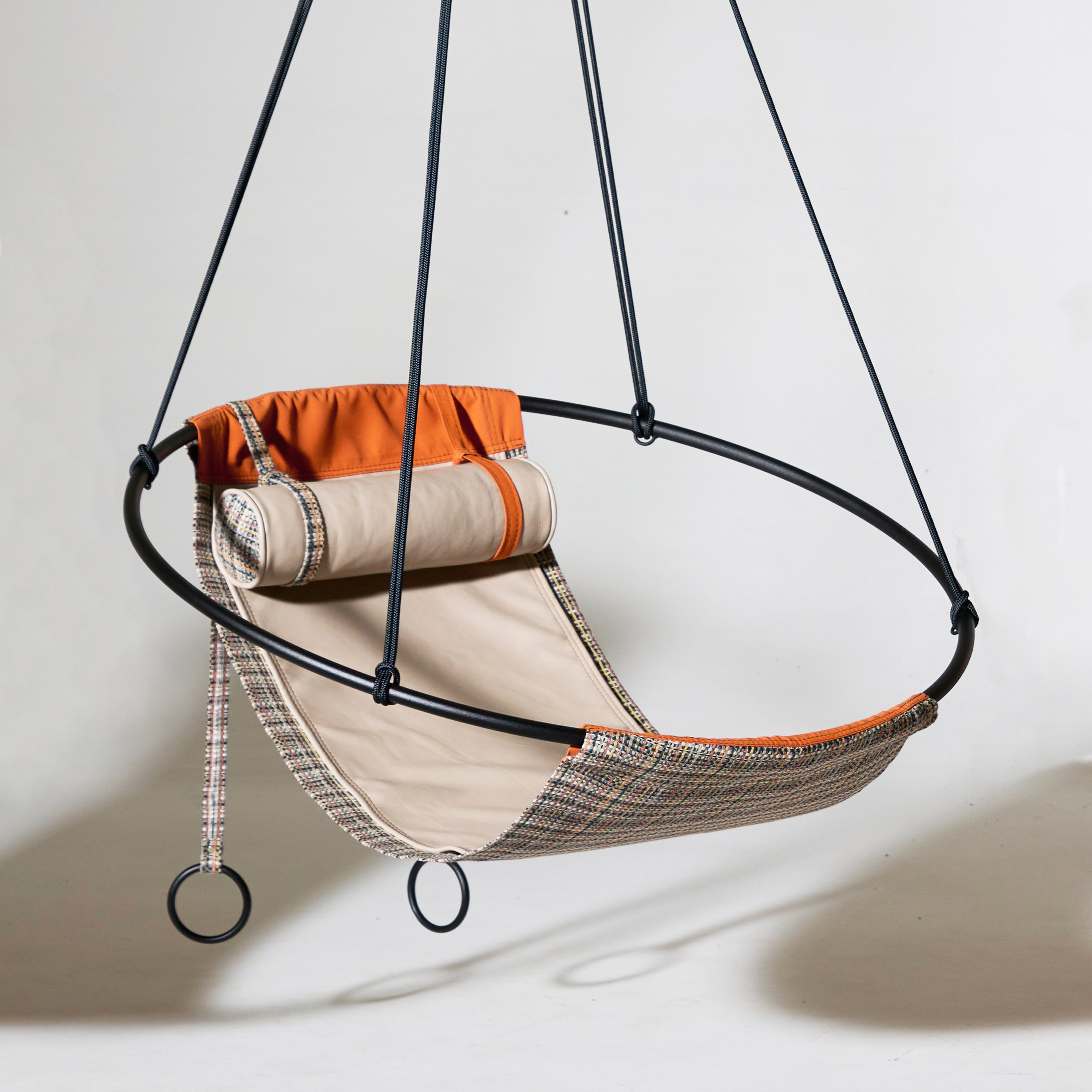 Mostra il prodotto Sling Lux Hanging Chair del produttore Studio Stirling