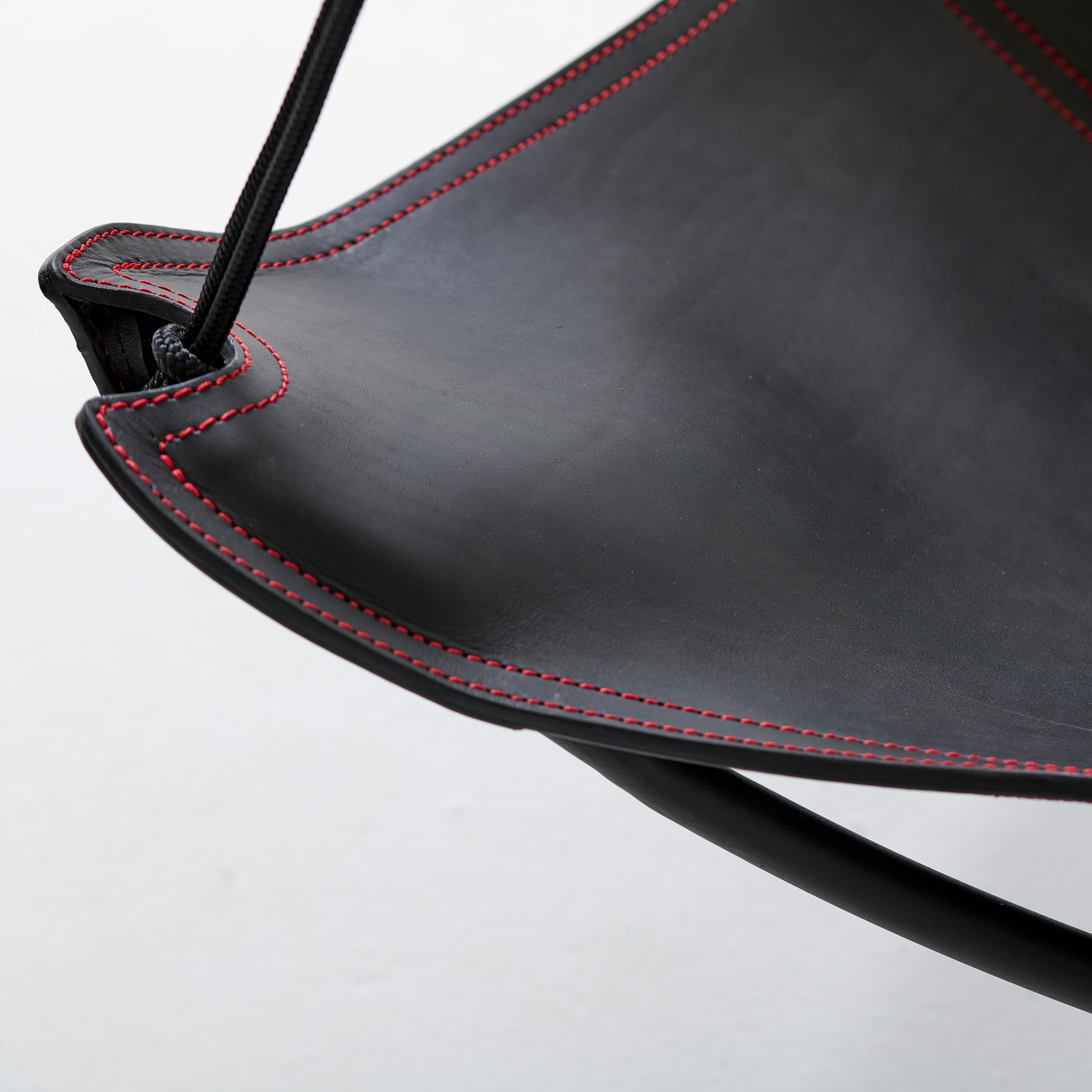Produkt Butterfly Hanging Chair Black Frame des Herstellers Studio Stirling anzeigen