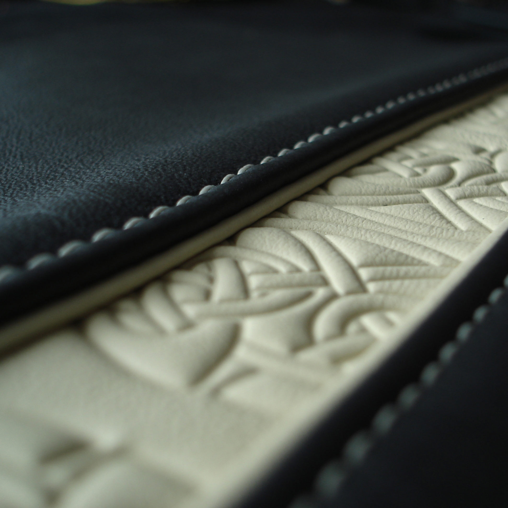 Display product Emboss from manufacturer BOXMARK Leather GmbH & Co KG