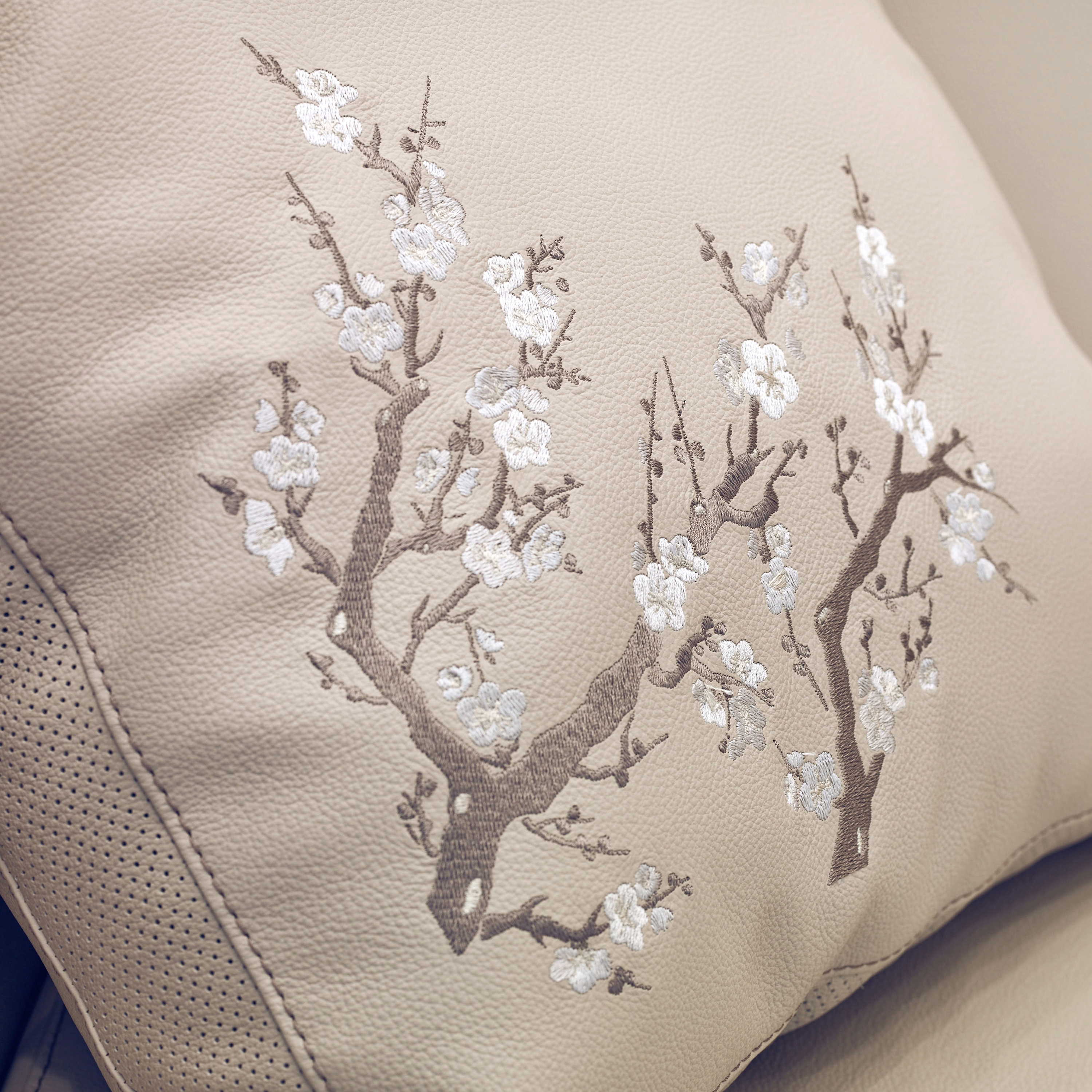 Mostra il prodotto Embroidery del produttore BOXMARK Leather GmbH & Co KG