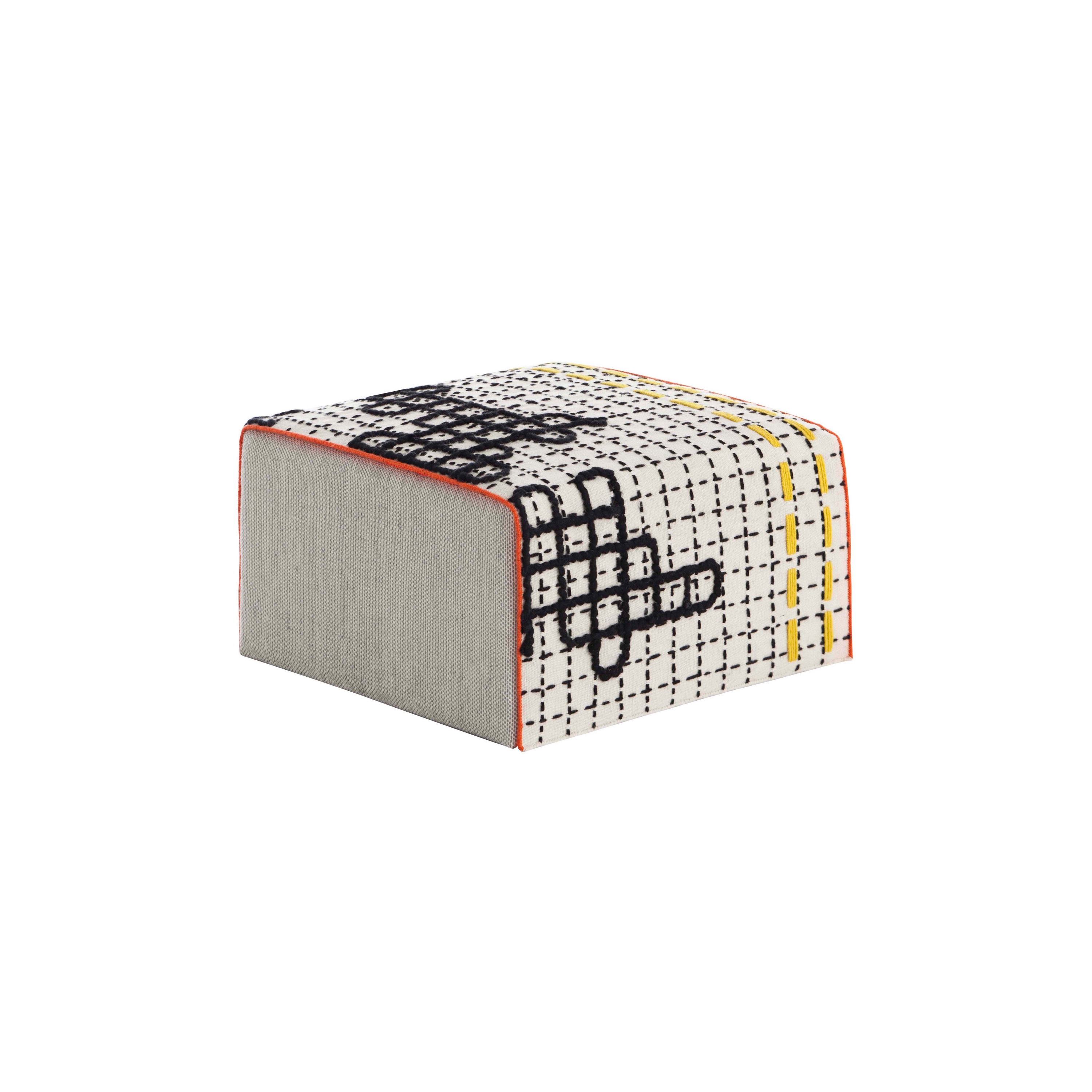 Afficher le produit Bandas Small Pouf D White 38 du fabricant GAN