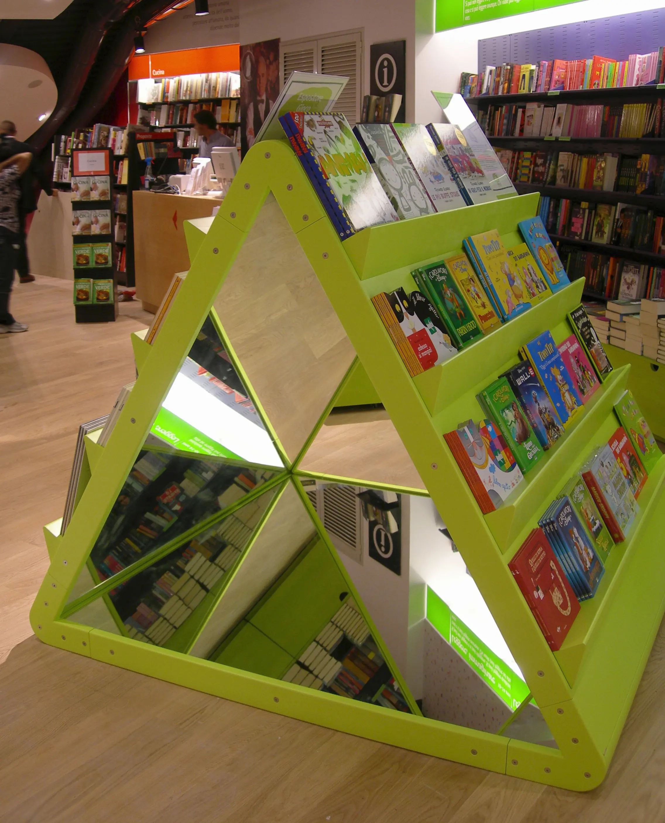 PLAY+ - Mirror triangle