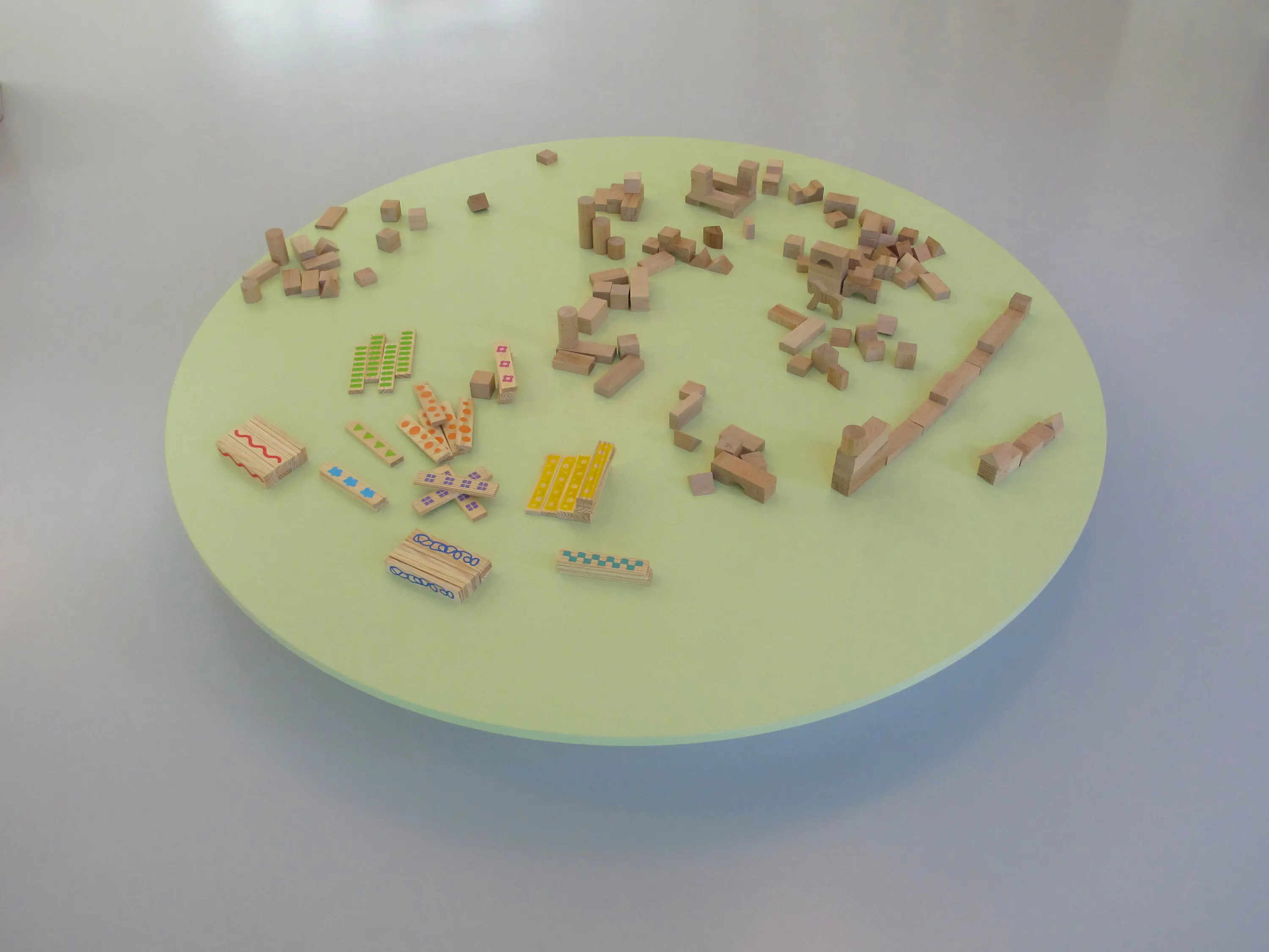 PLAY+ - Round construction game