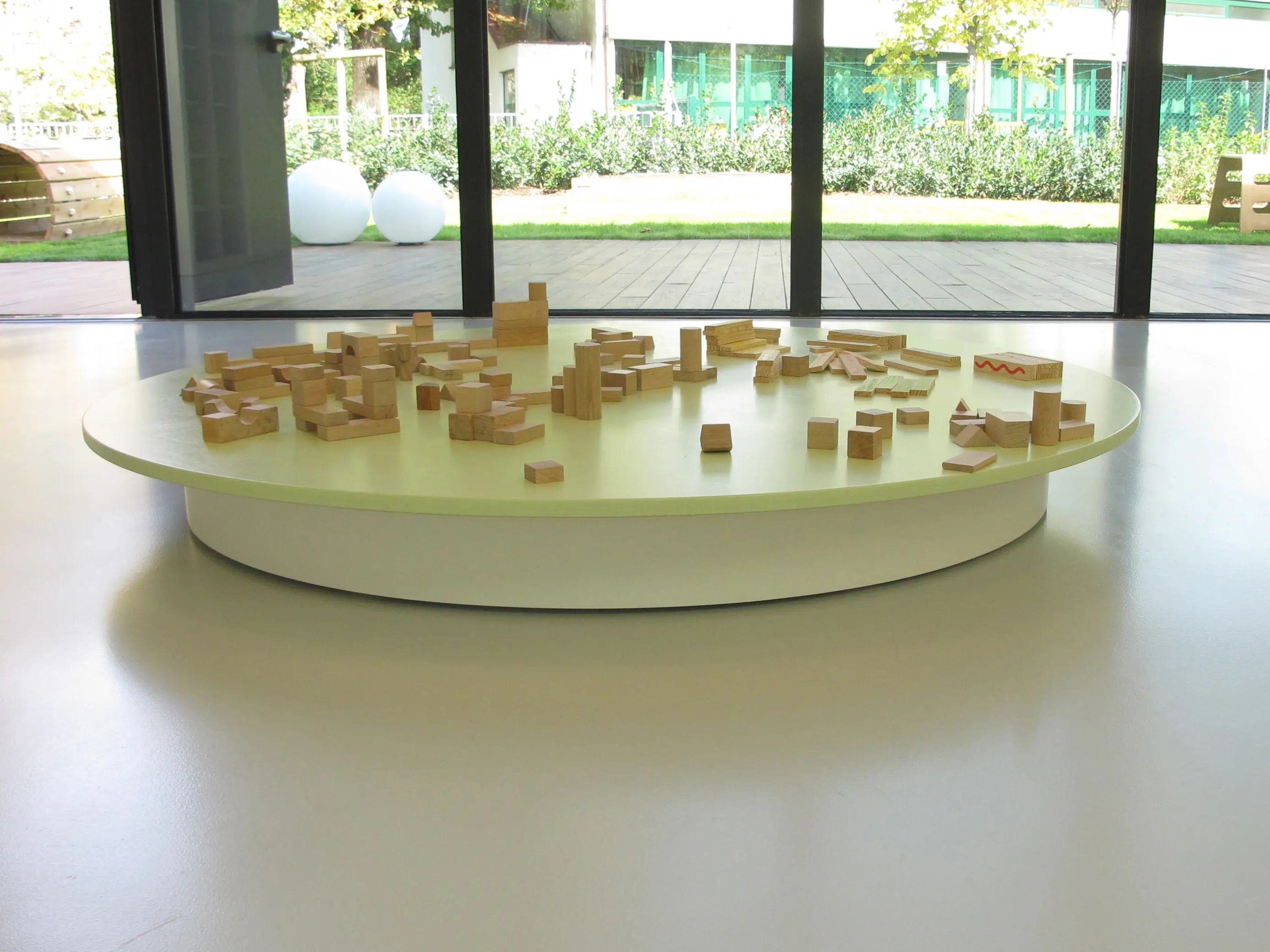 PLAY+ - Round construction game