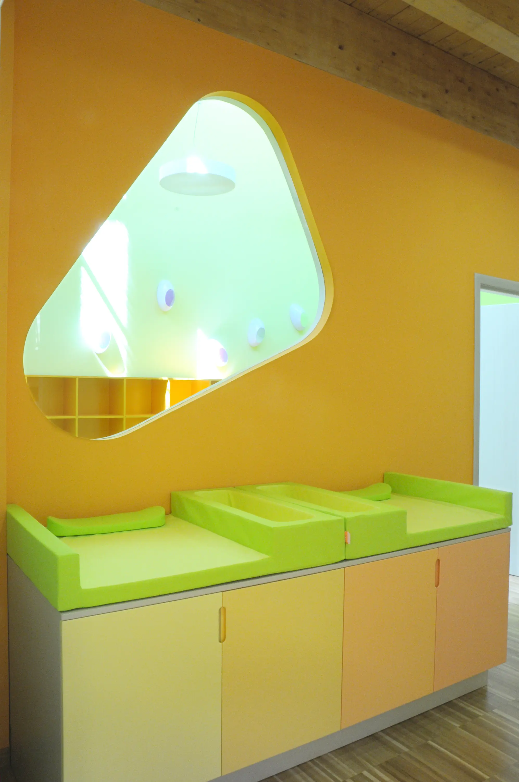 PLAY+ - Changing table