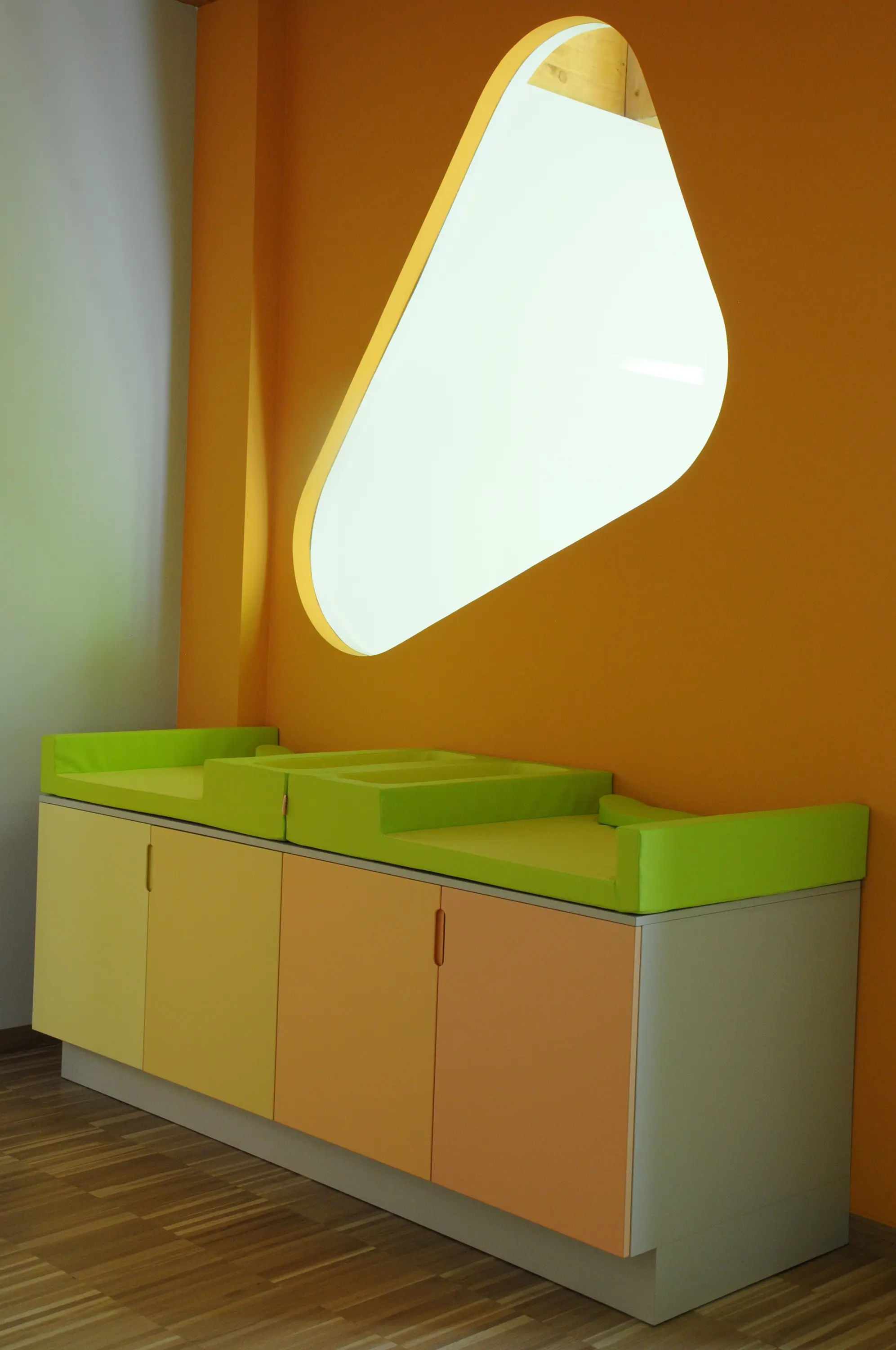 PLAY+ - Changing table