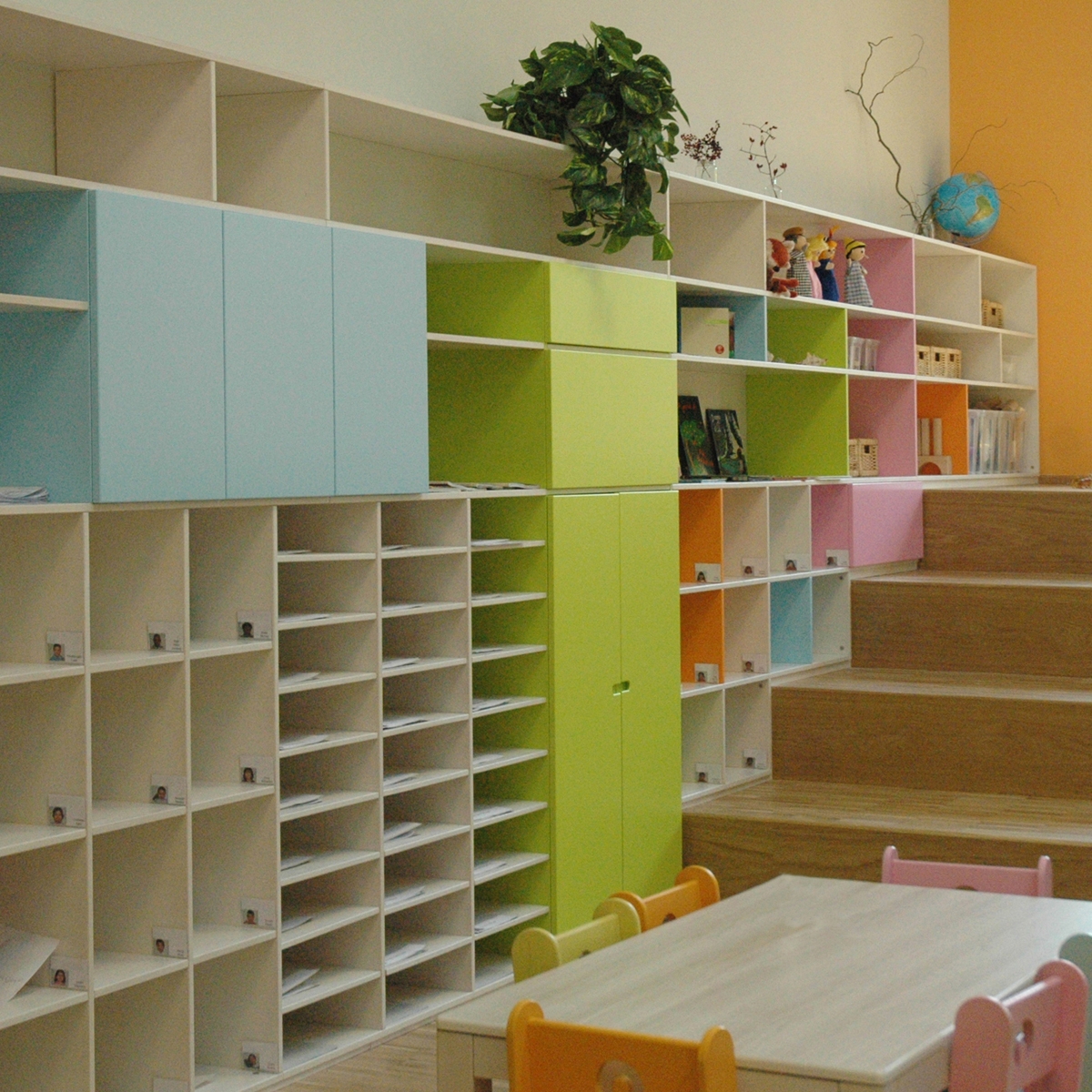 Afficher le produit Classrooms "in linea" bookshelf du fabricant PLAY+