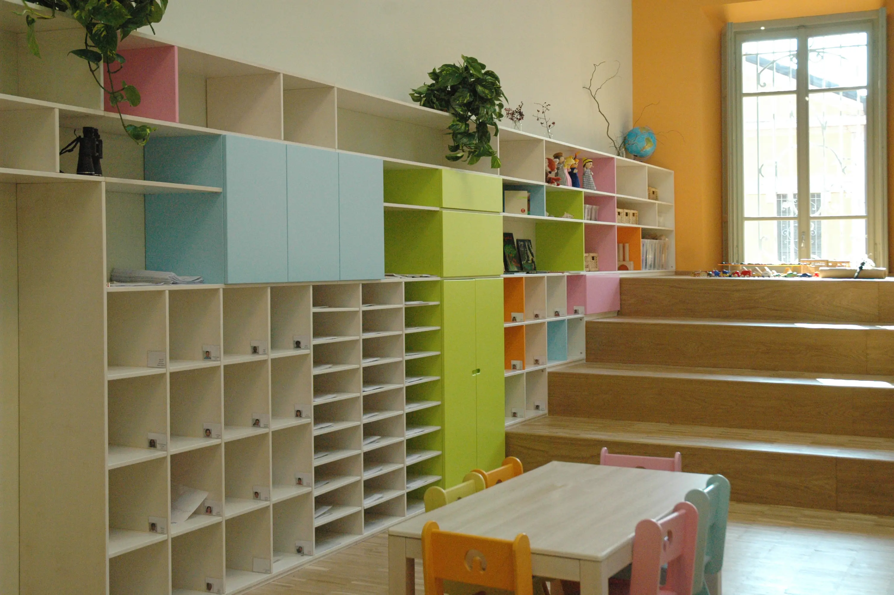 PLAY+ - Classrooms "in linea" bookshelf
