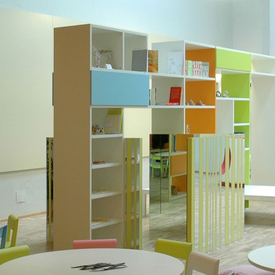 Display product Piazza "in linea" bookshelf from manufacturer PLAY+