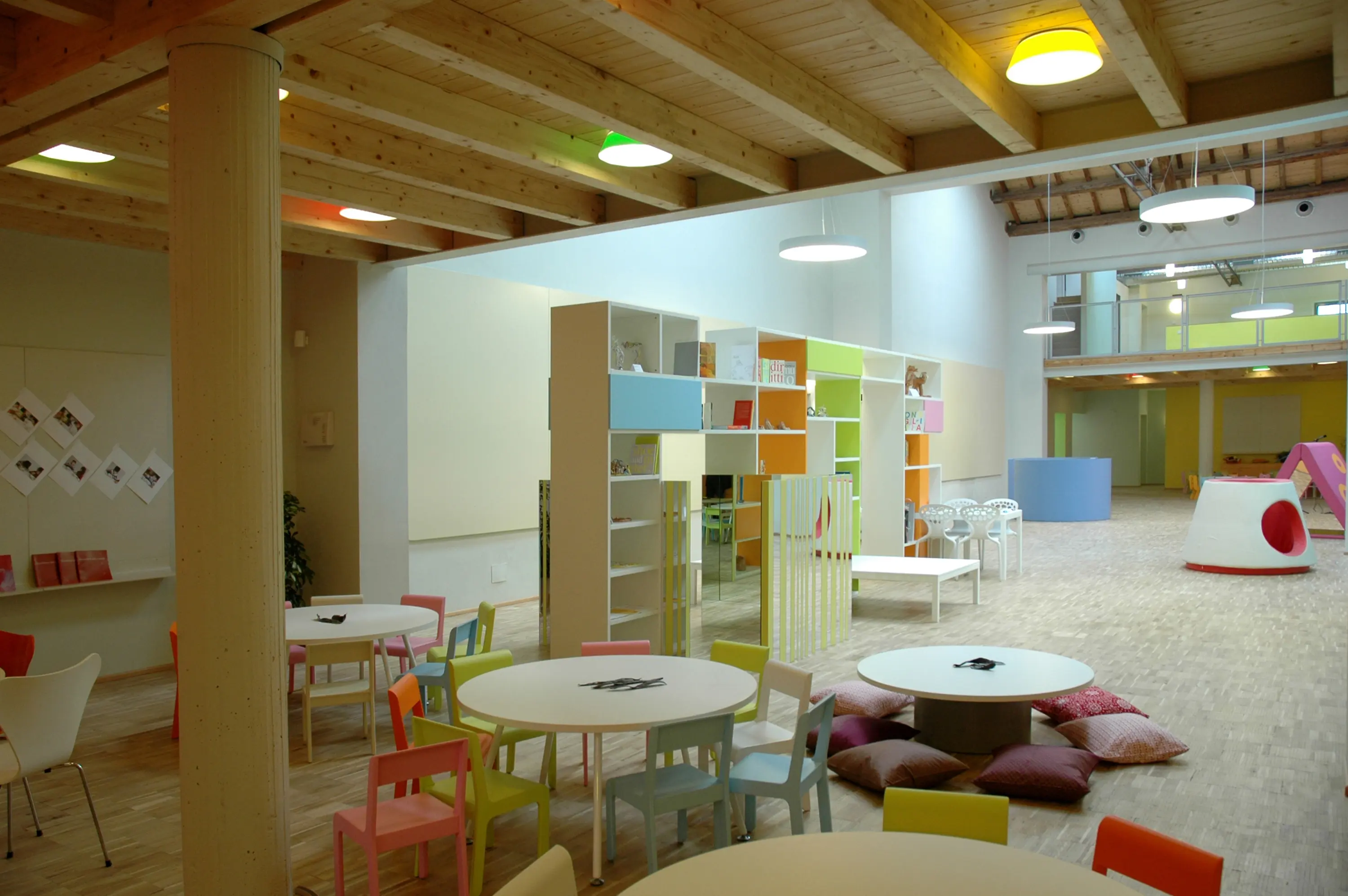 PLAY+ - Piazza "in linea" bookshelf