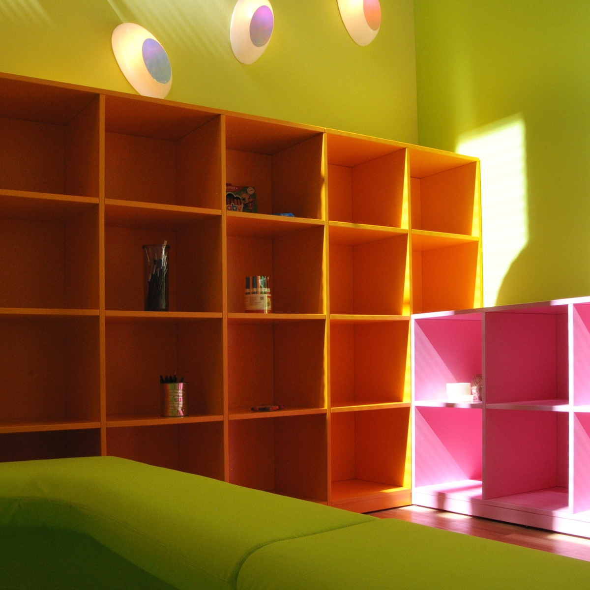 Display product Basic bookshelf color from manufacturer PLAY+