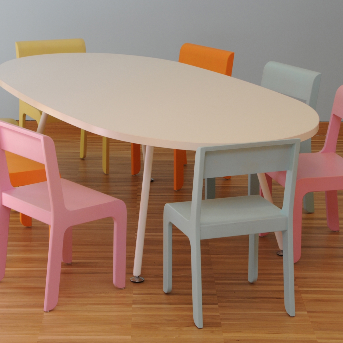 Display product Table oval top from manufacturer PLAY+