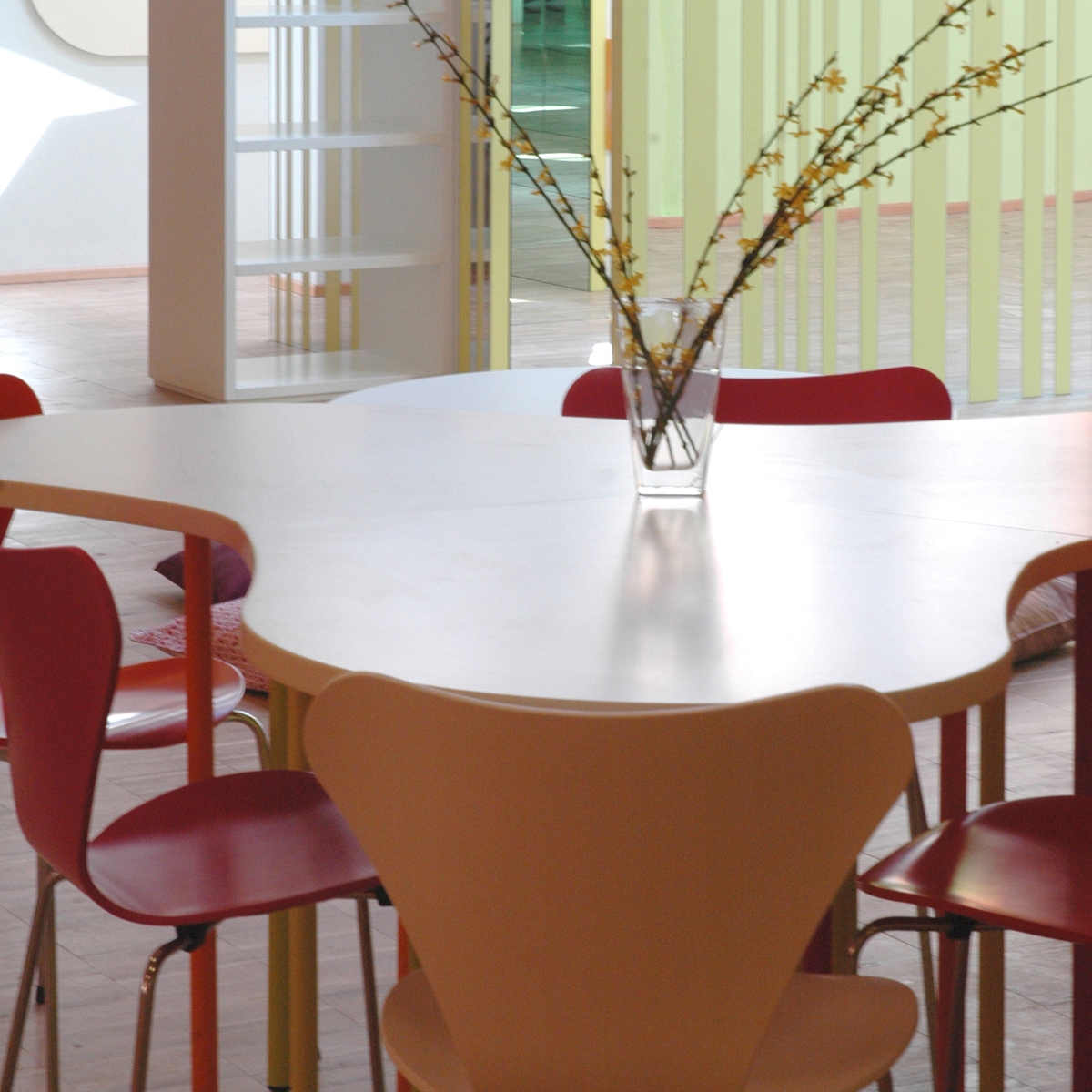 Display product Table clover shape top from manufacturer PLAY+
