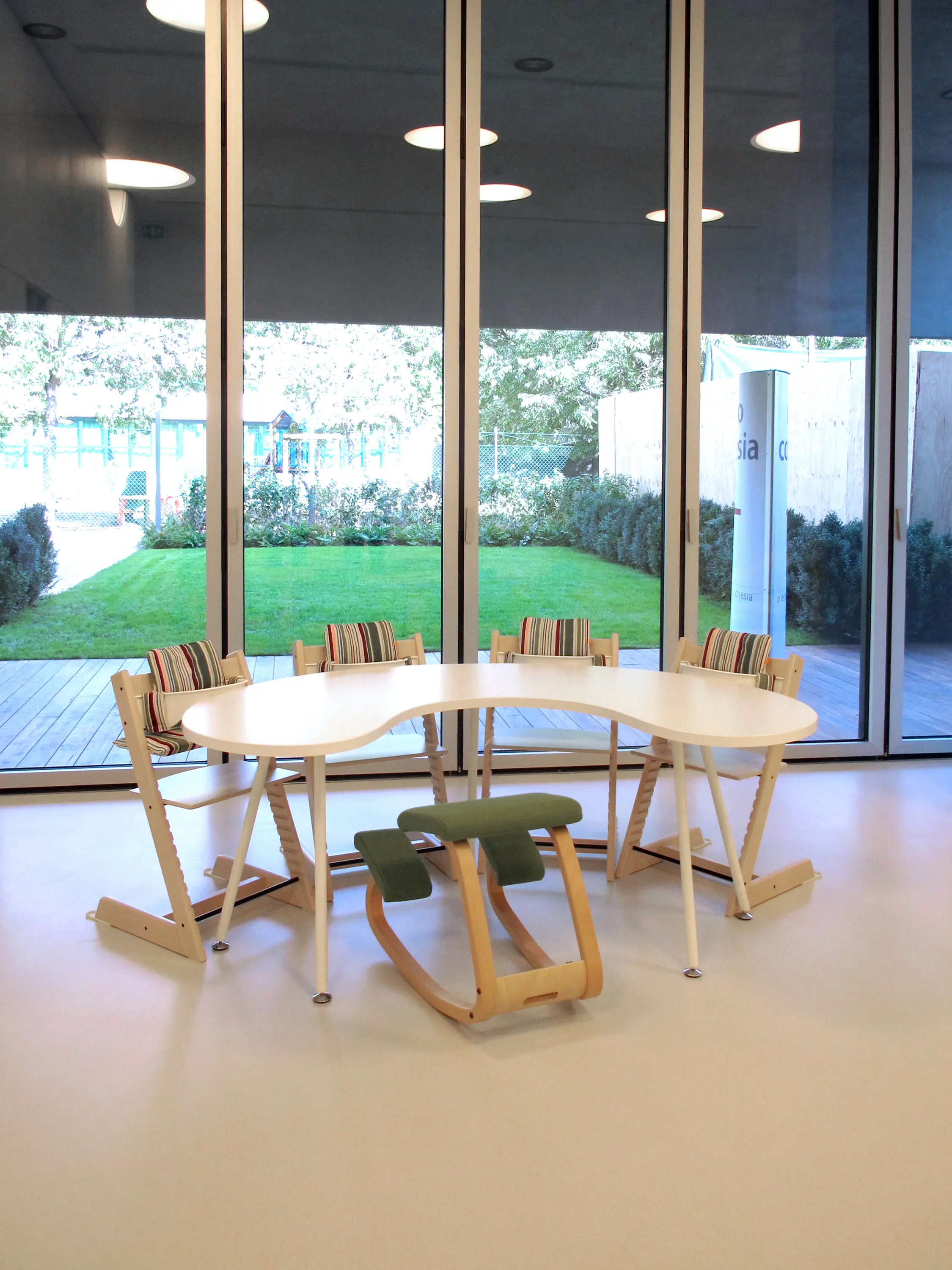 PLAY+ - Feeding table