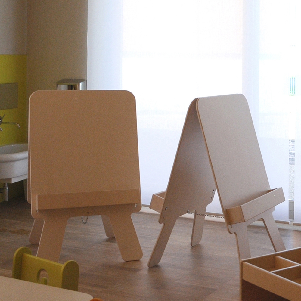 Display product Easel from manufacturer PLAY+