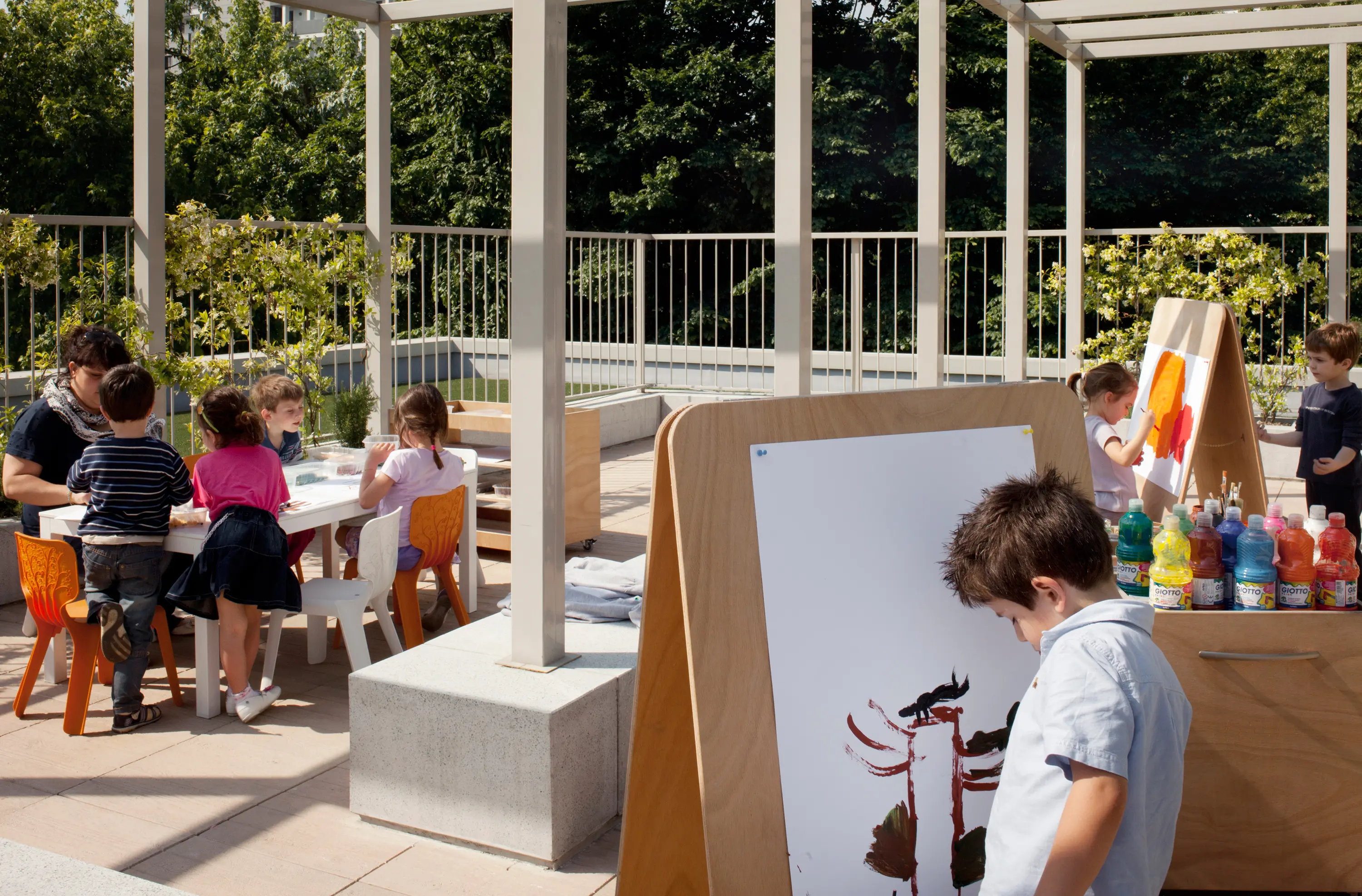 PLAY+ - Easel