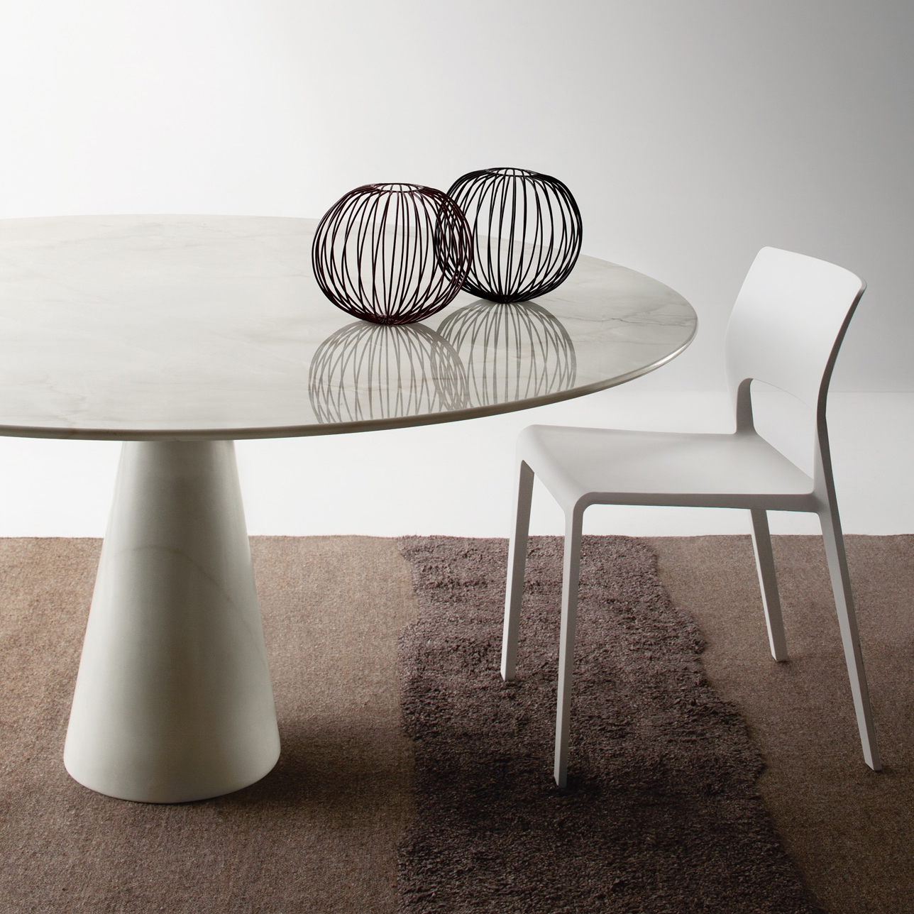 Vertoon produk LEAF SL 140 round dining table in stone van vervaardiger NEUTRA by Arnaboldi Angelo