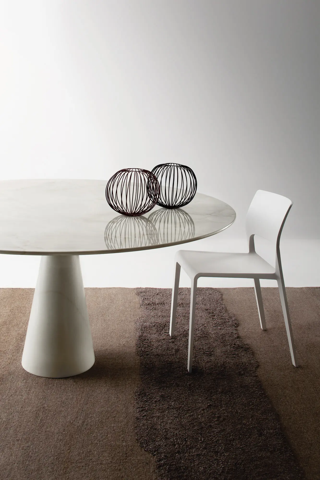 NEUTRA by Arnaboldi Angelo - LEAF SL 140 round dining table in stone