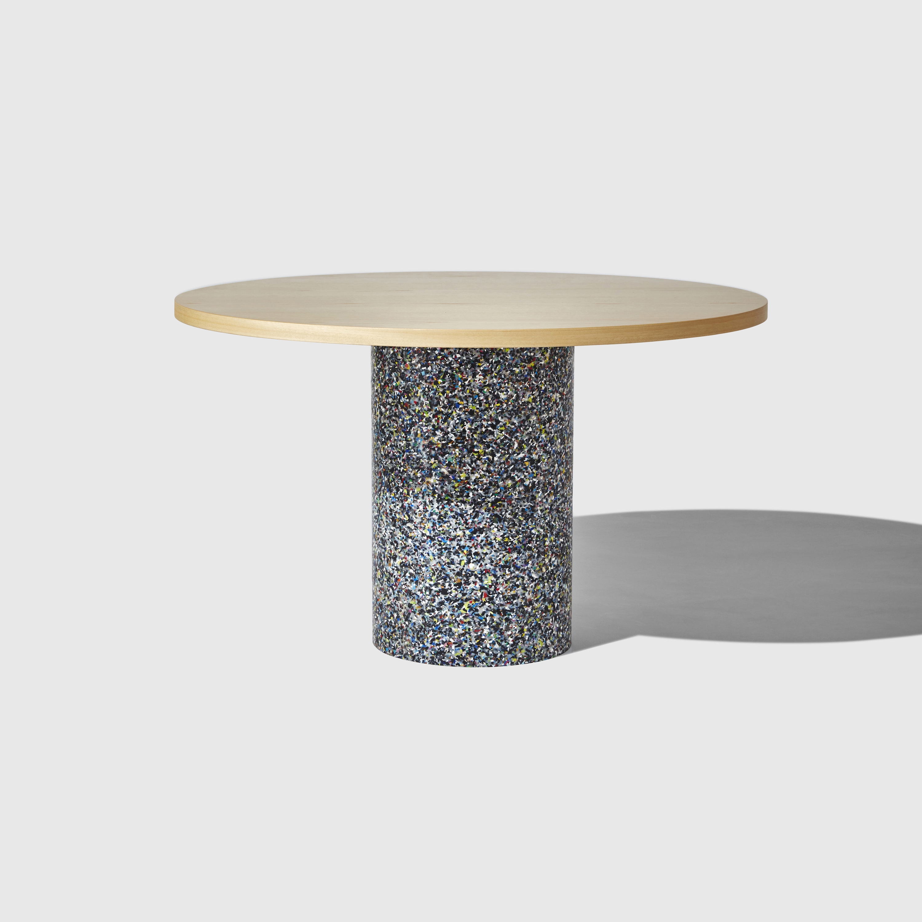 Mostra il prodotto Confetti Round Table del produttore DesignByThem