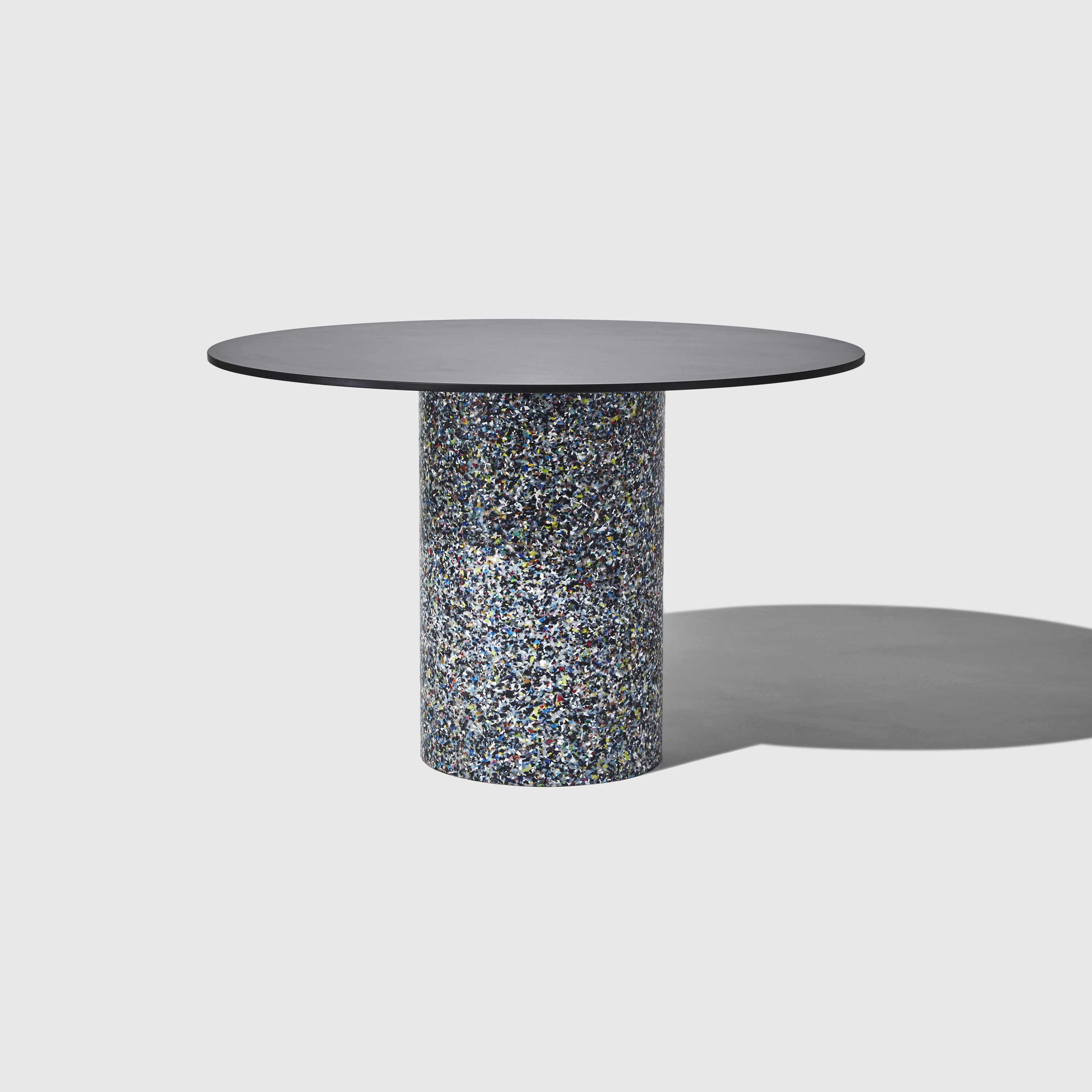 Mostra il prodotto Confetti Round Table del produttore DesignByThem