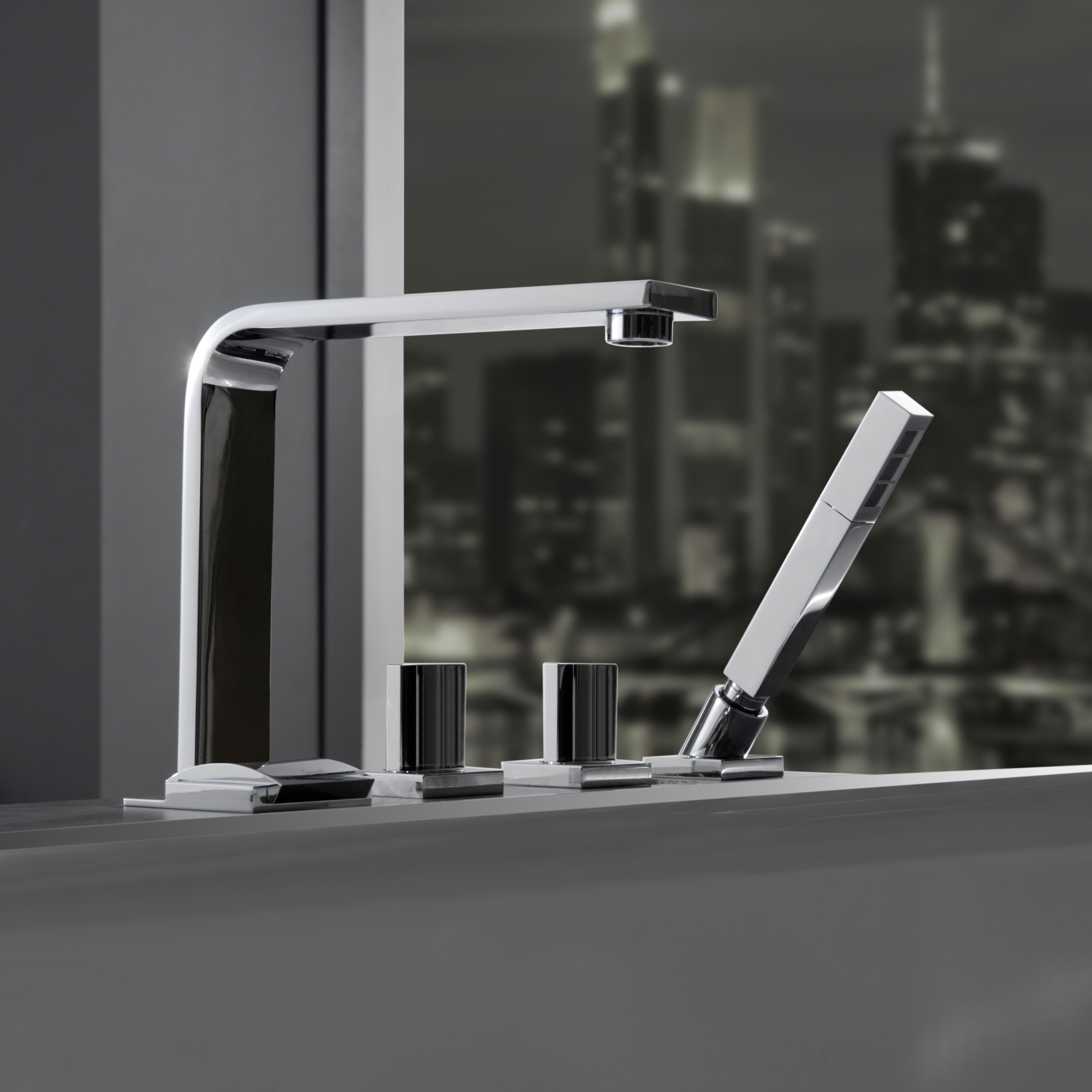 Afficher le produit Targa - Deck-mounted bathtub mixer with hand shower set du fabricant Graff