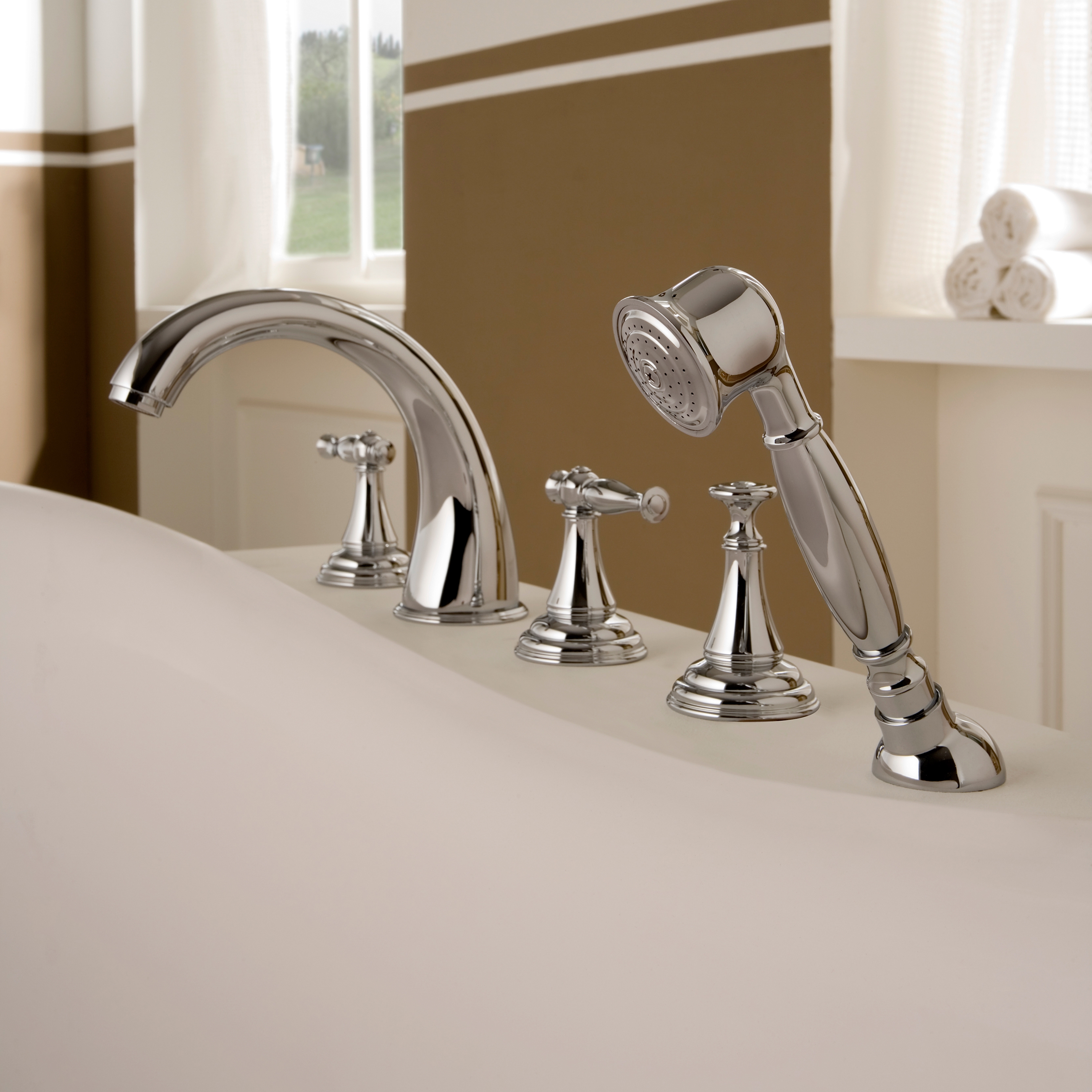 Vertoon produk Lauren - Deck-mounted bathtub set van vervaardiger Graff