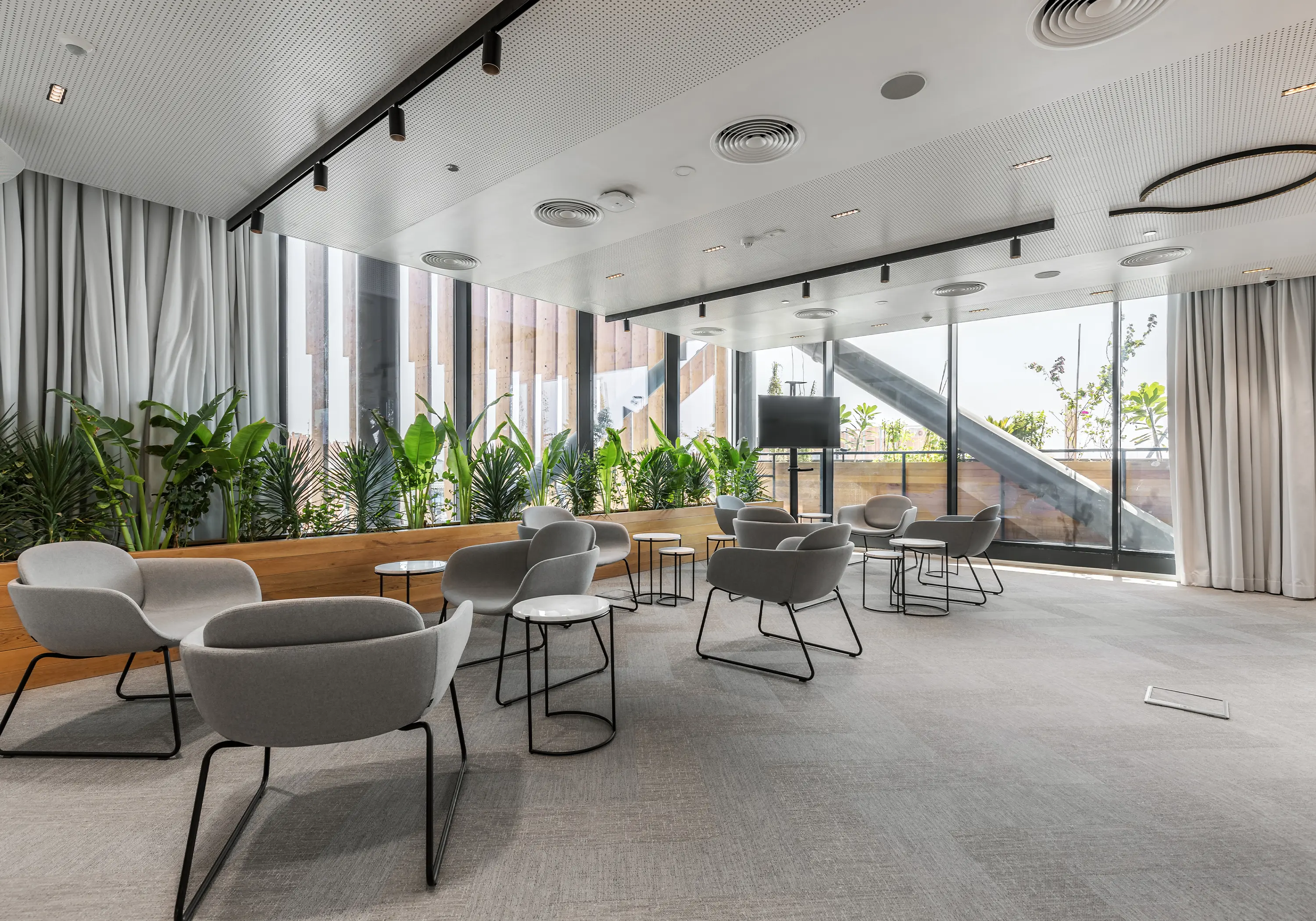 Infiniti - Peb wooden legs high back