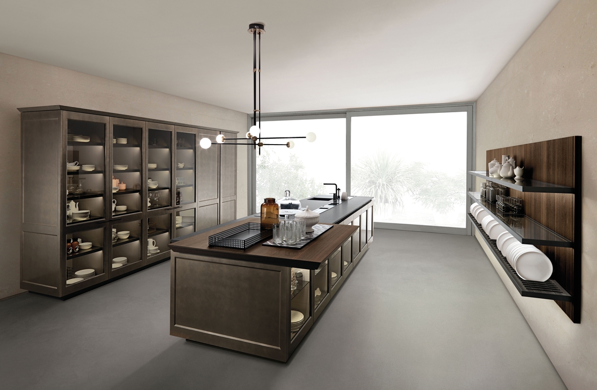 Moderne Inselküche in graubrauner Rahmenoptik mit Glasvitrinen und dunkler Arbeitsplatte aus der Filò-Kollektion
