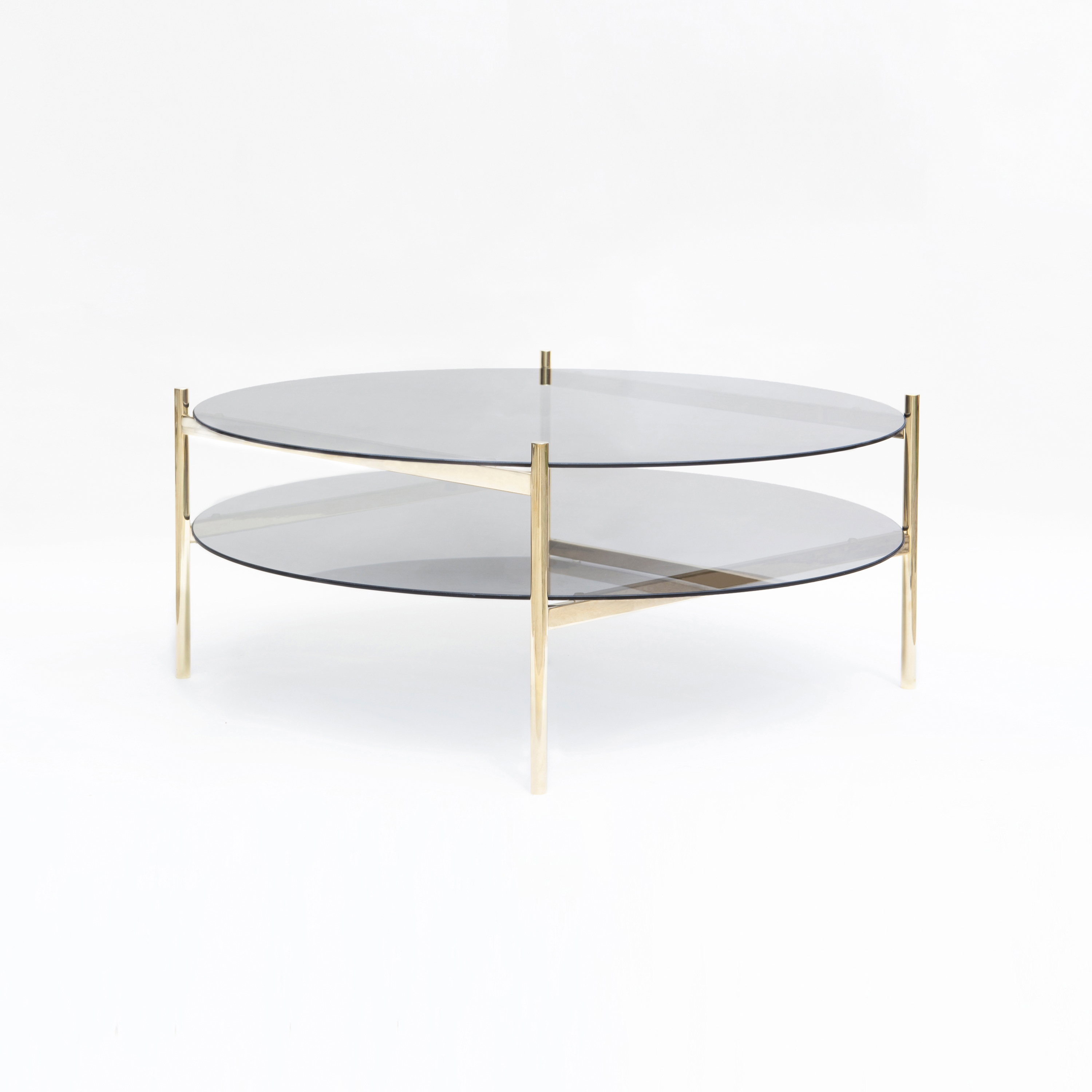 Mostrar el producto Duotone Circular Coffee Table | Brass / Smoked del fabricante Yield