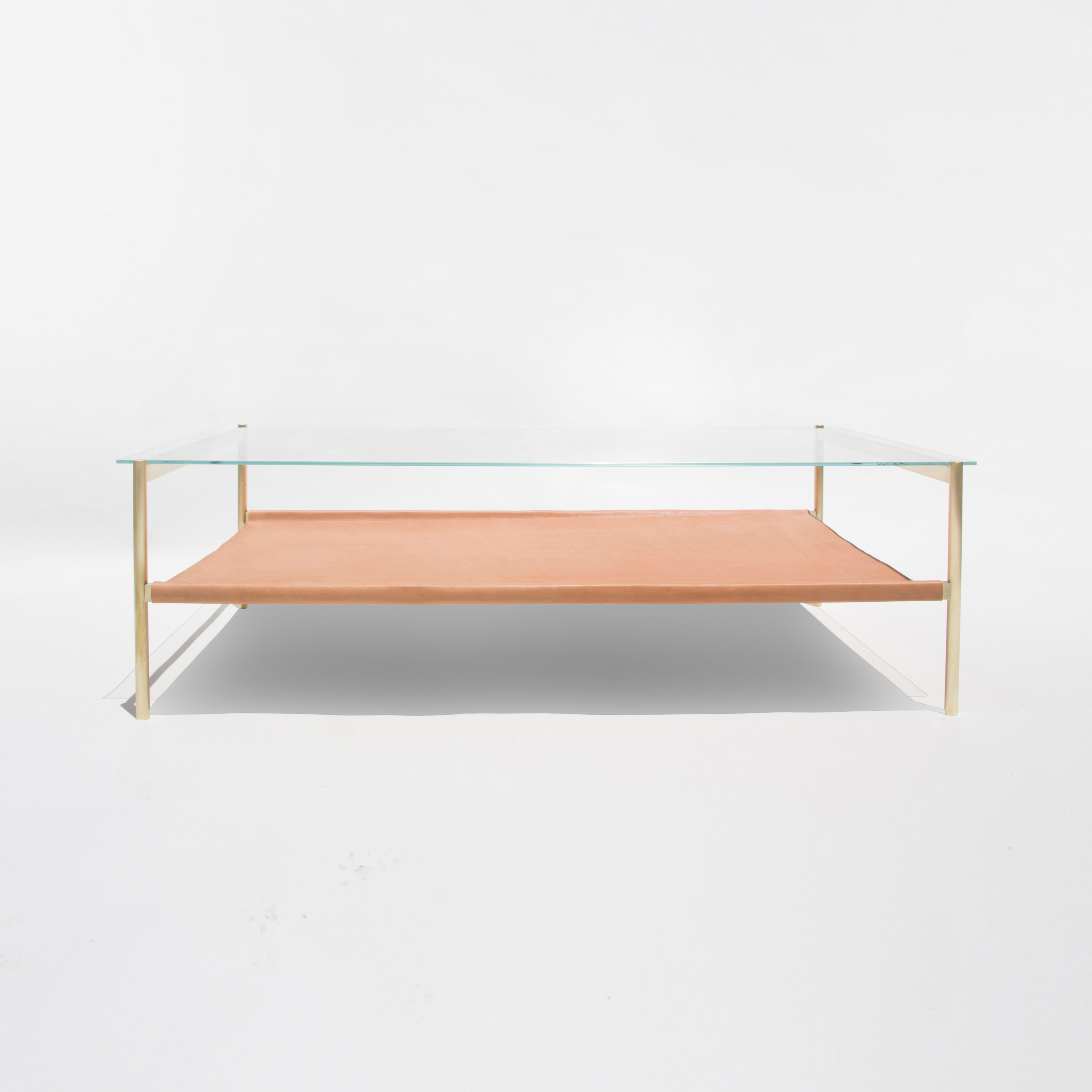 Mostrar el producto Duotone Rectangular Coffee Table | Brass / Tan del fabricante Yield