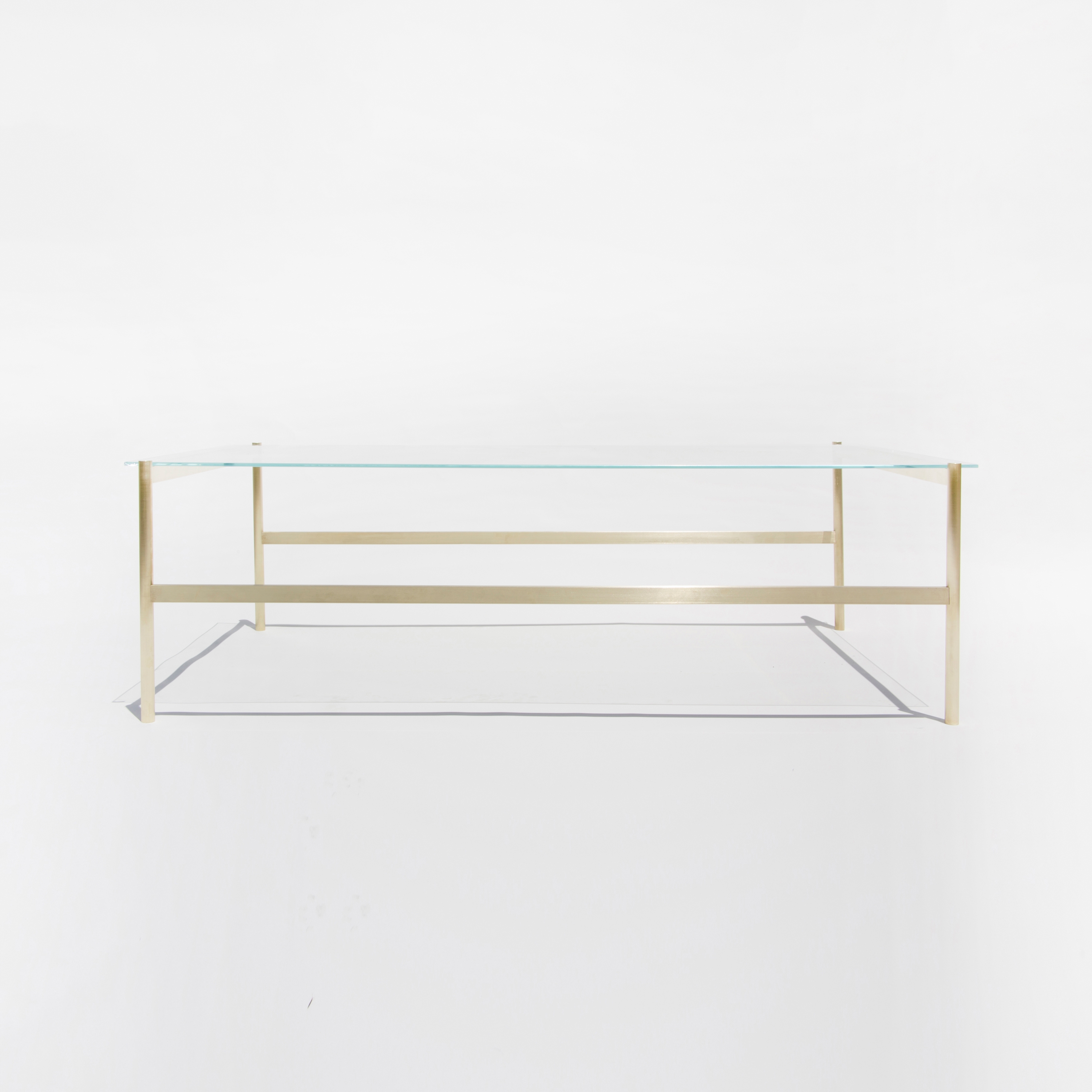Mostrar el producto Duotone Rectangular Coffee Table | Brass / Glass del fabricante Yield