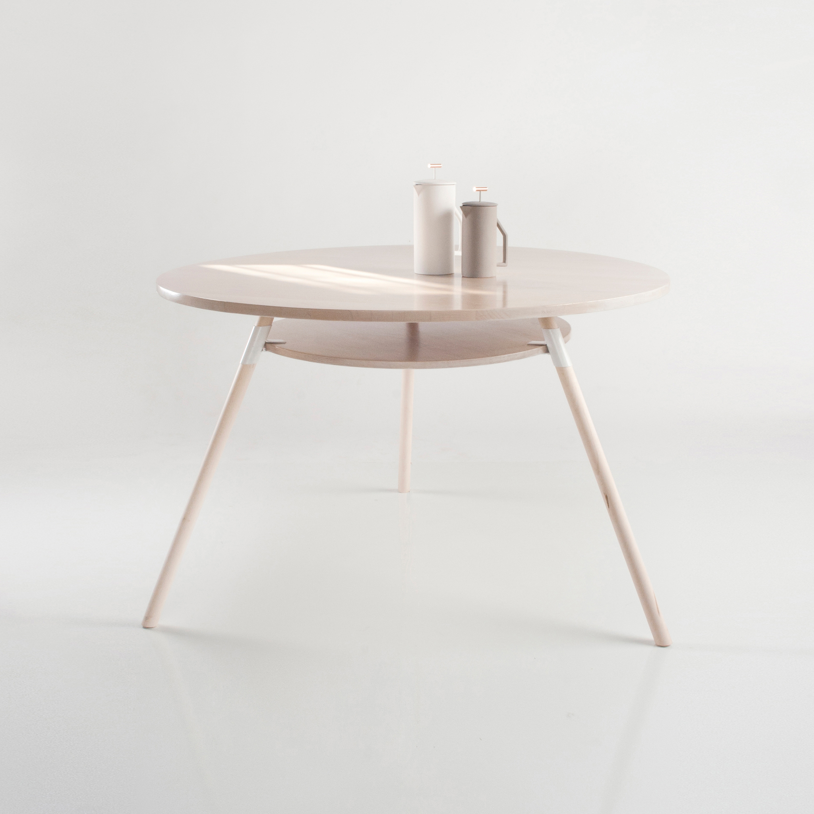 Mostrar el producto Italic 2-Tier Dining Table del fabricante Yield