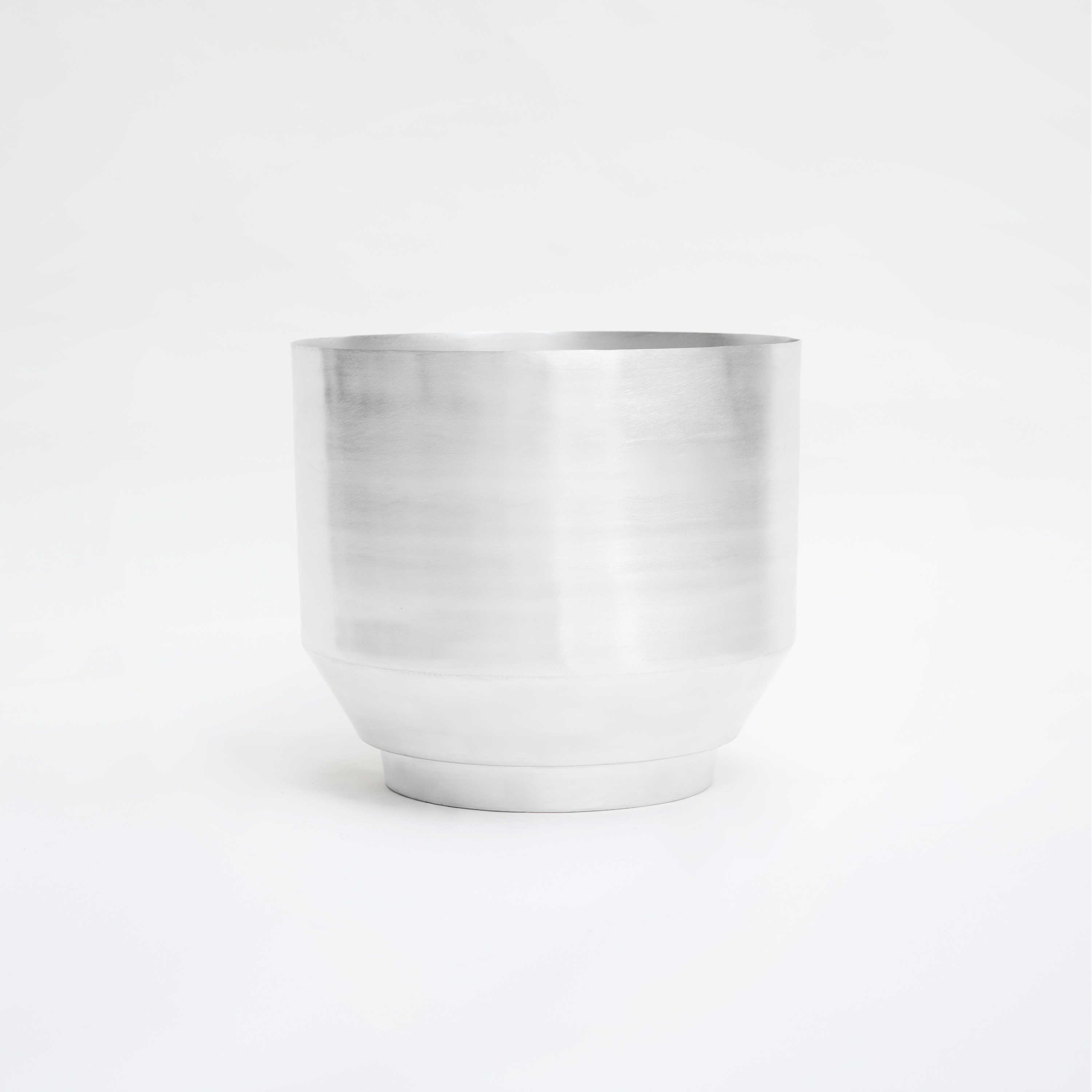 Display product Indoor Spun Planter 16" | Aluminum from manufacturer Yield