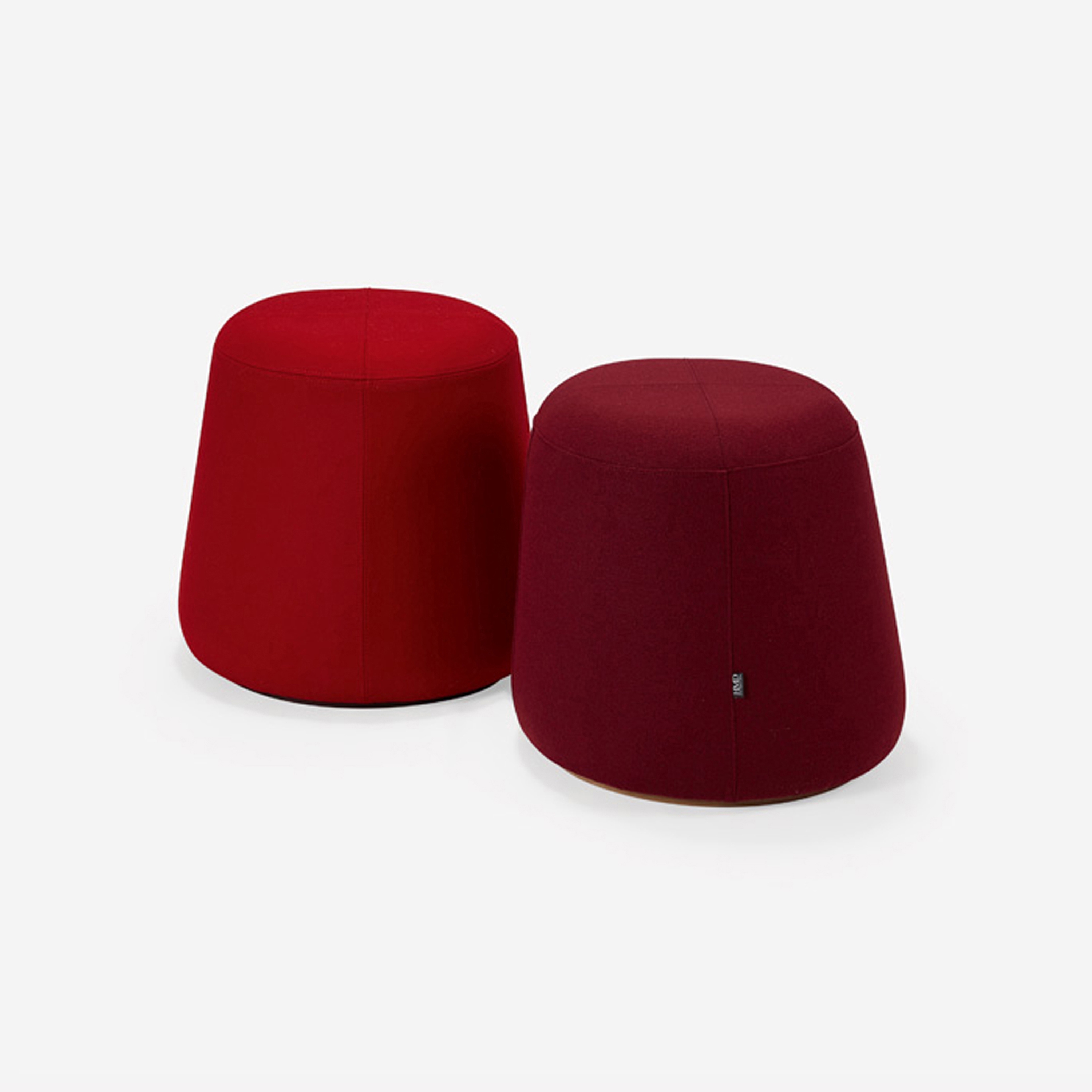 Mostra il prodotto Bull Pouf Upholstered del produttore HMD Furniture