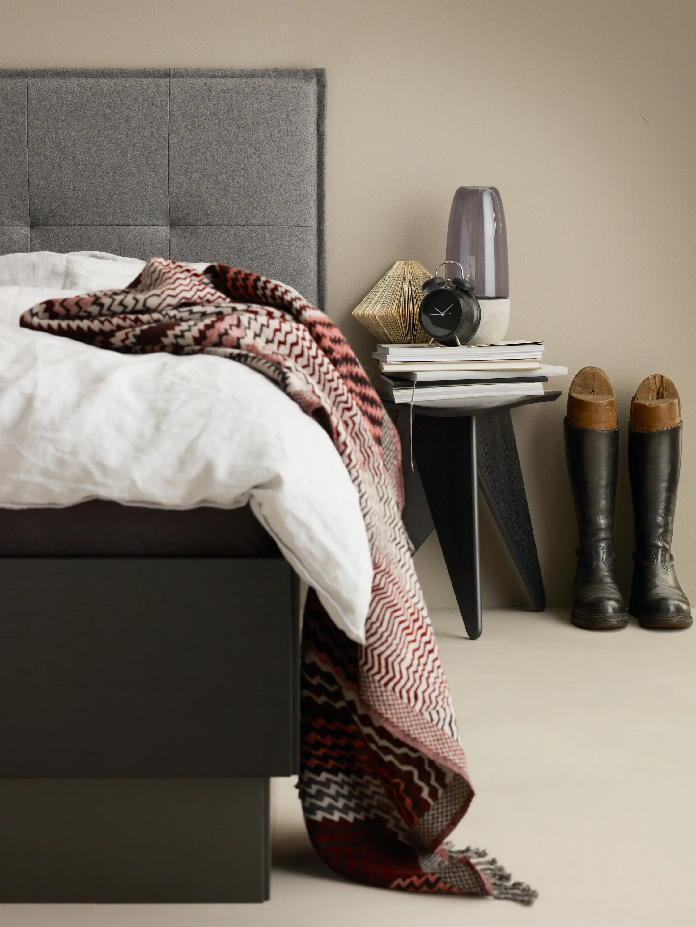 BoConcept - Lugano Bed with slatted frame and storage compartment under the fold-up lying surface CLW0