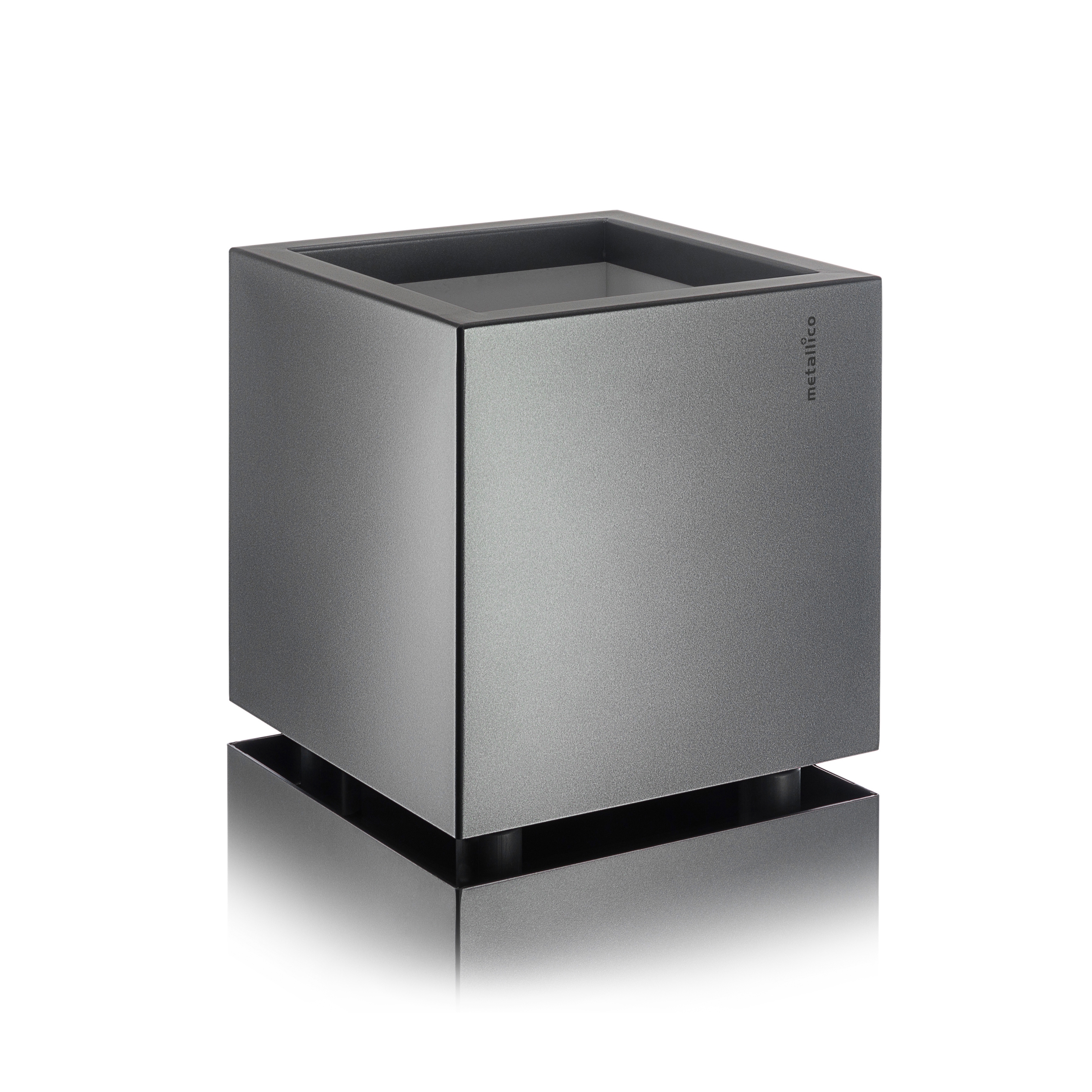 Display product Enzo from manufacturer Metallico