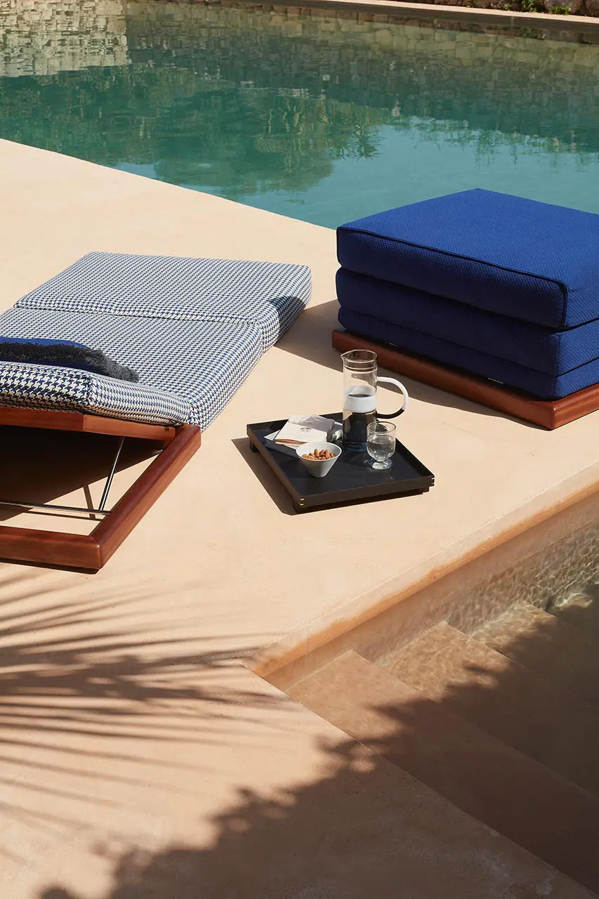 Exteta - Sunset Poolside Bed