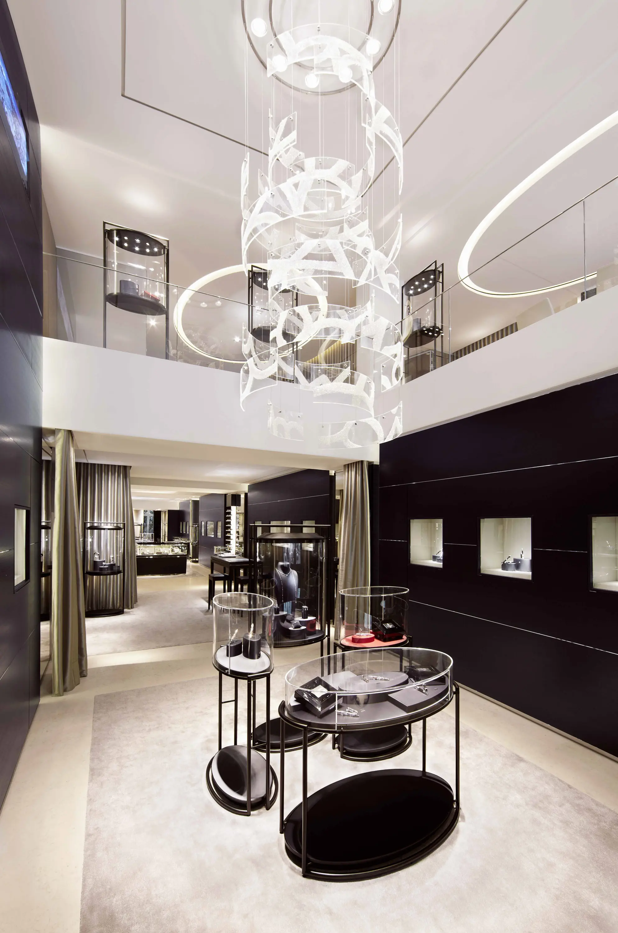 Windfall - Bespoke Chandelier "Montblanc"