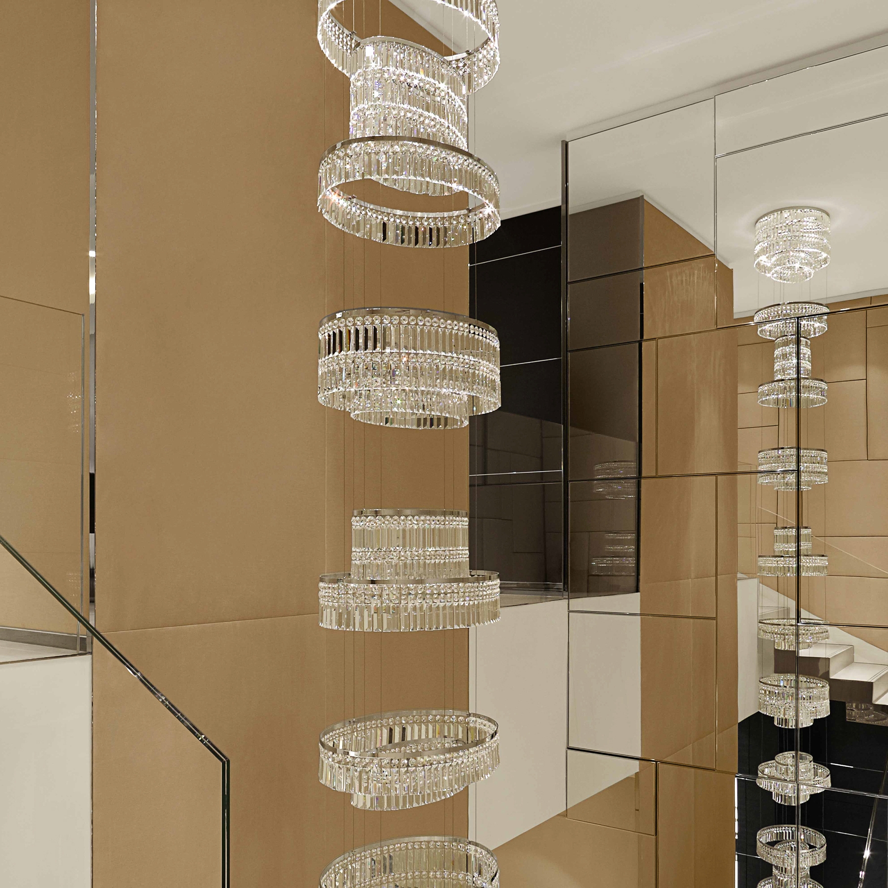Mostra il prodotto Bespoke Chandelier "Montblanc Naples" del produttore Windfall