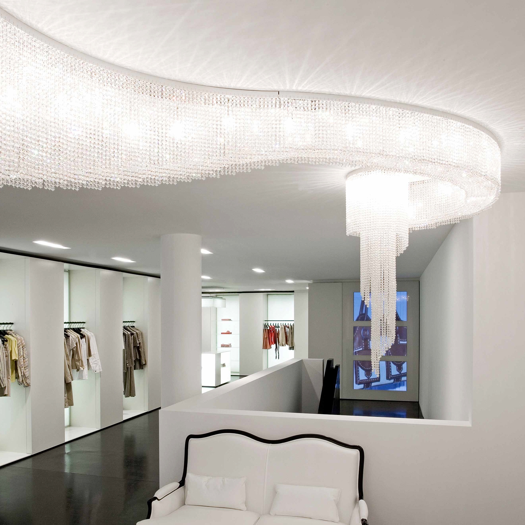 Mostra il prodotto Bespoke Chandelier "Loop" del produttore Windfall