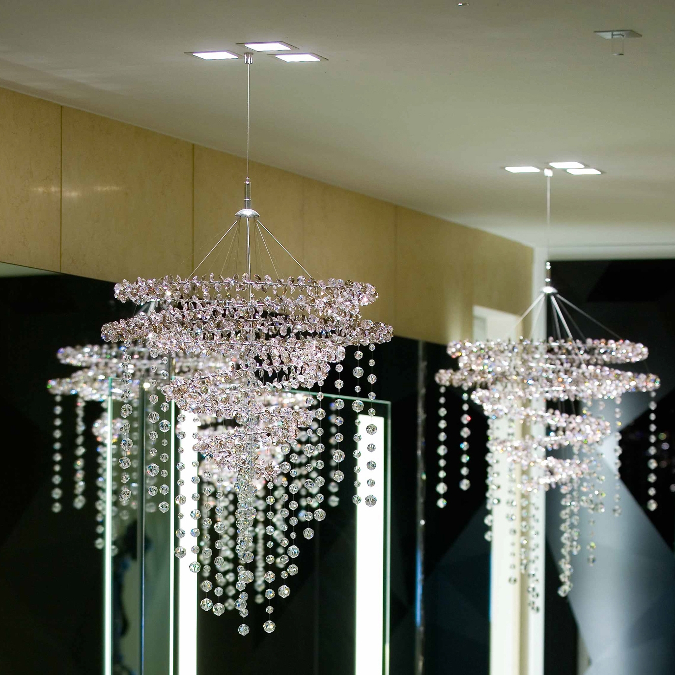 Mostra il prodotto Bespoke Chandelier "Whirl" del produttore Windfall