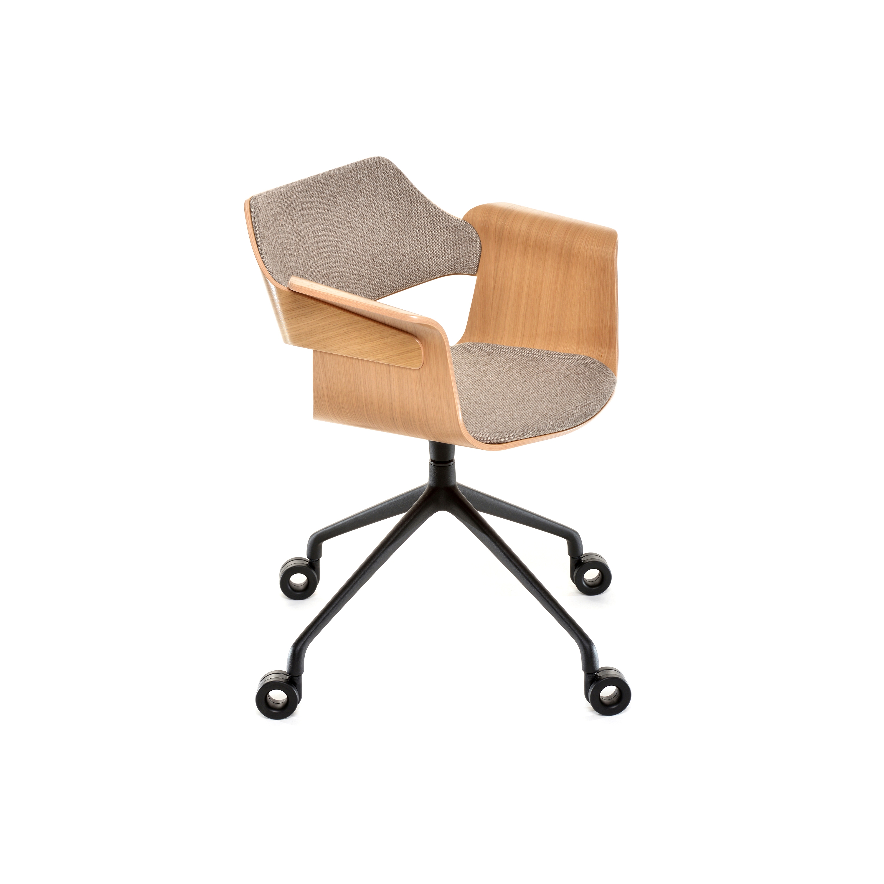 Mostra il prodotto Flagship Armchair with swivel base and castors del produttore PlyDesign