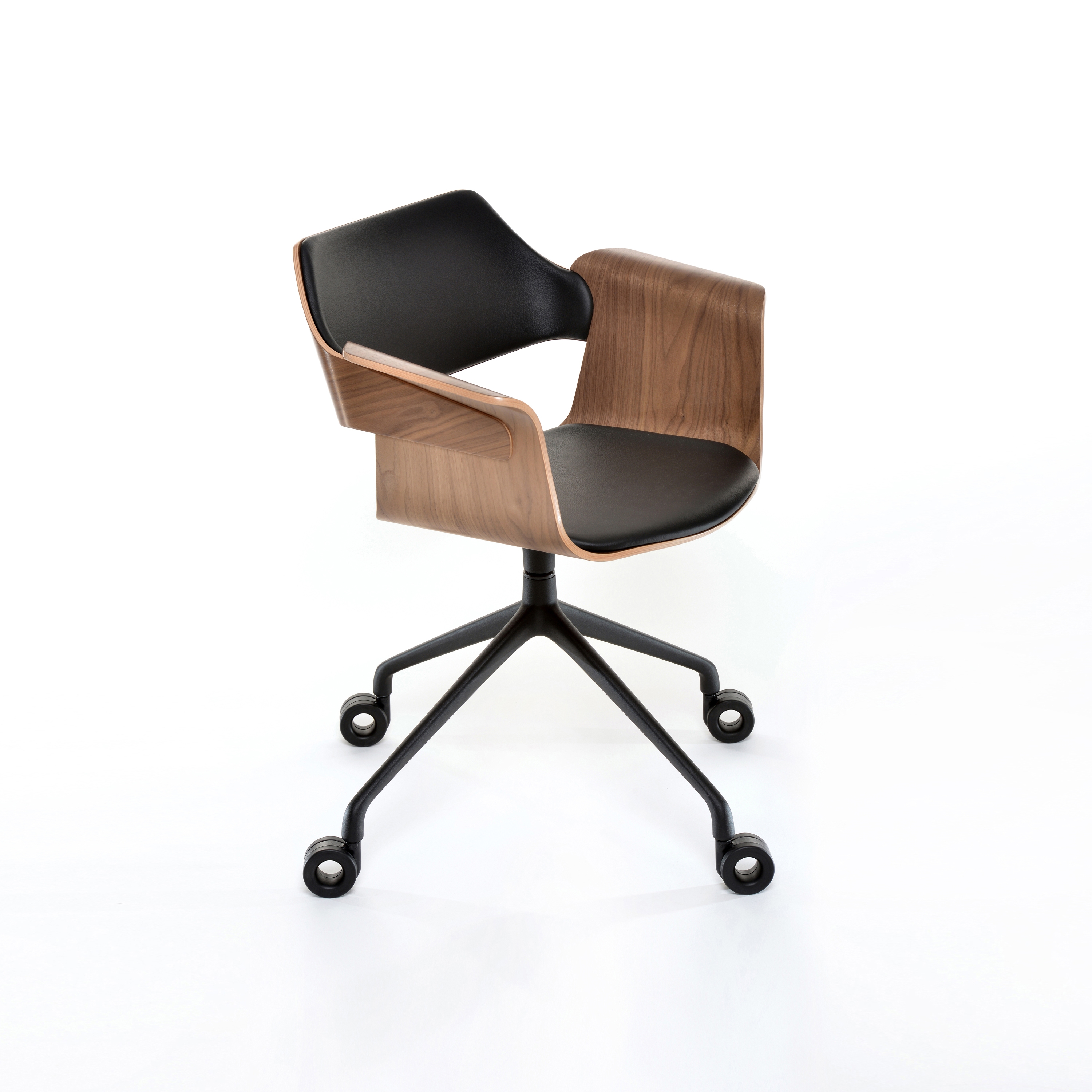Mostra il prodotto Flagship Armchair with swivel base and castors del produttore PlyDesign