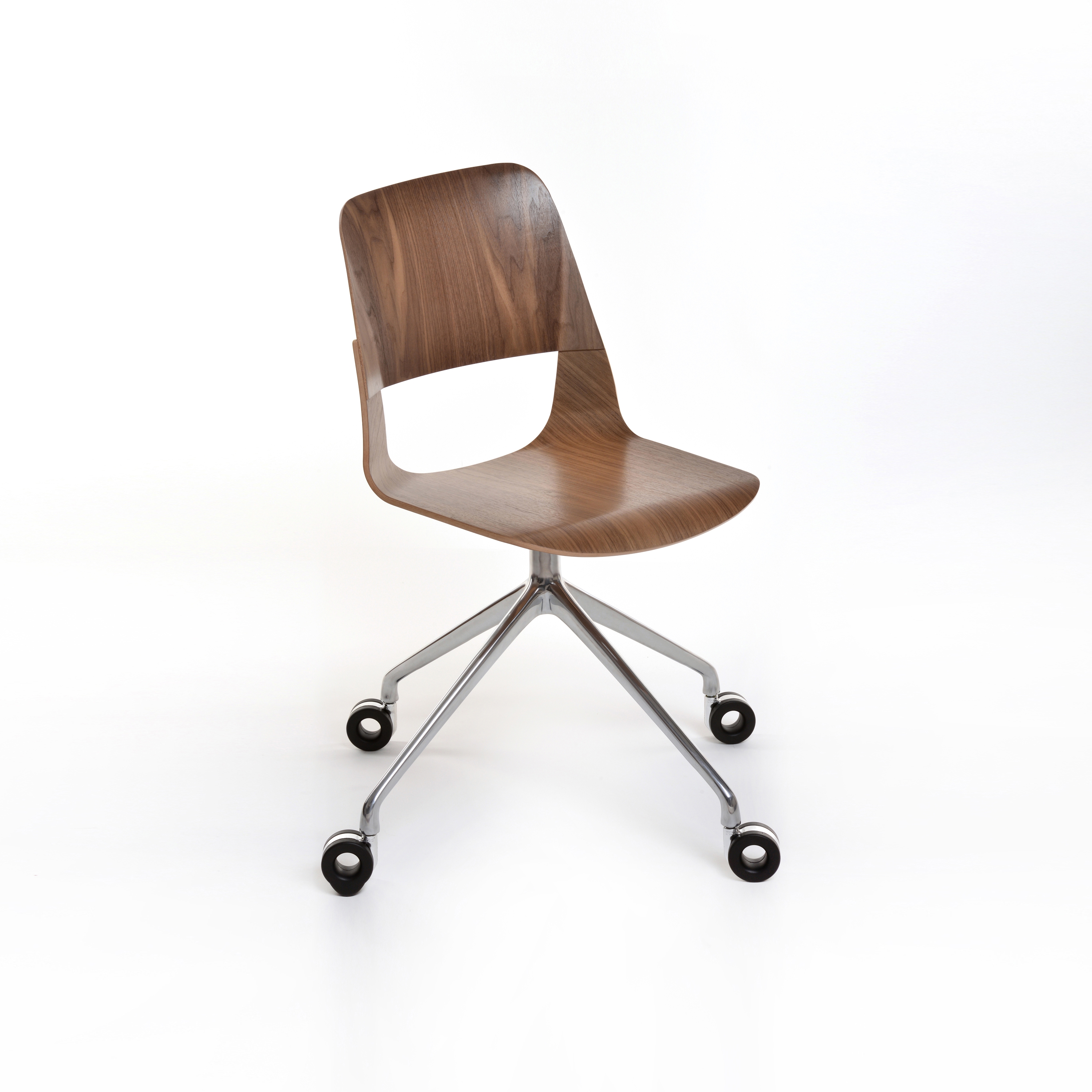 Mostra il prodotto Frigate Chair with swivel base and castors del produttore PlyDesign