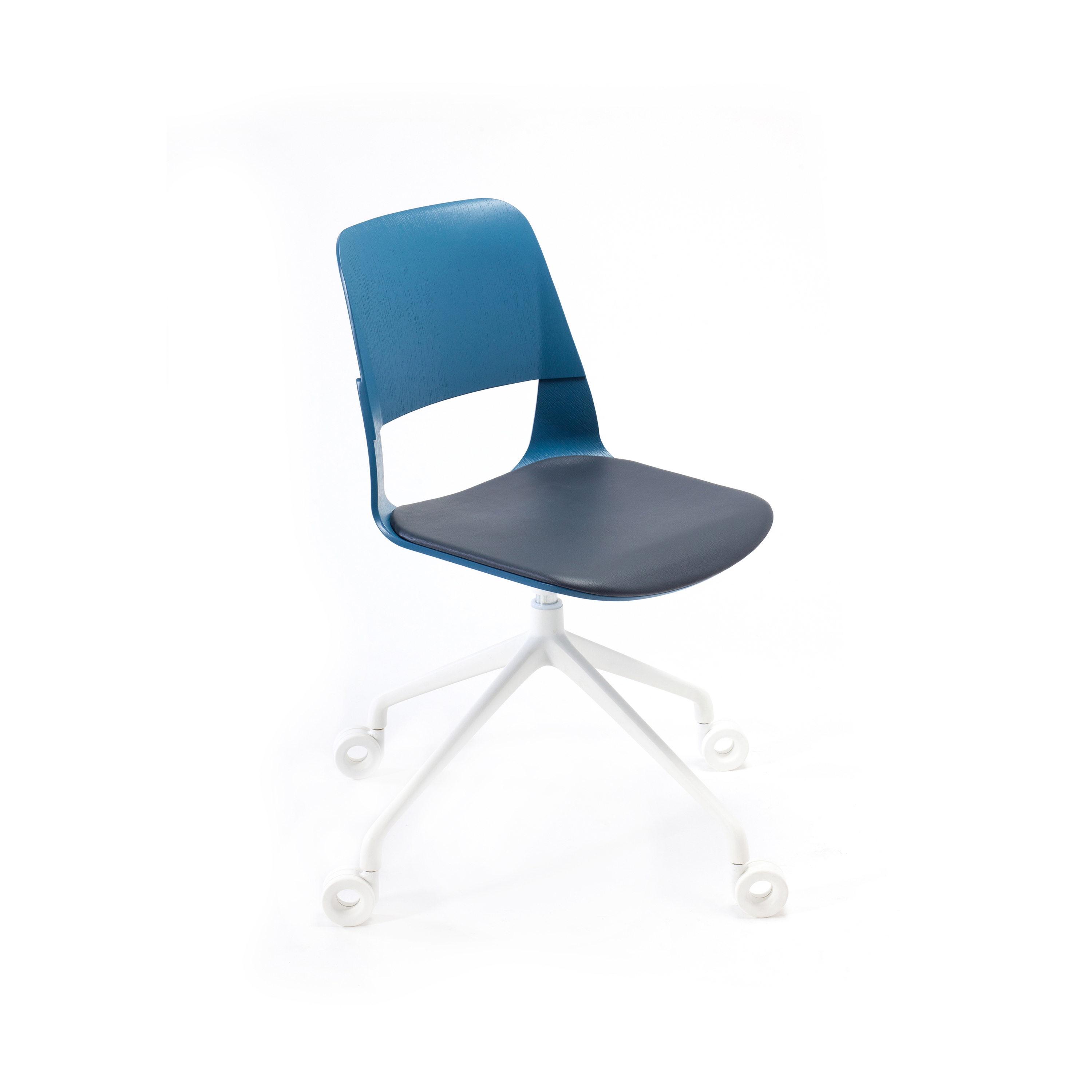 Mostra il prodotto Frigate Chair with swivel base and castors del produttore PlyDesign