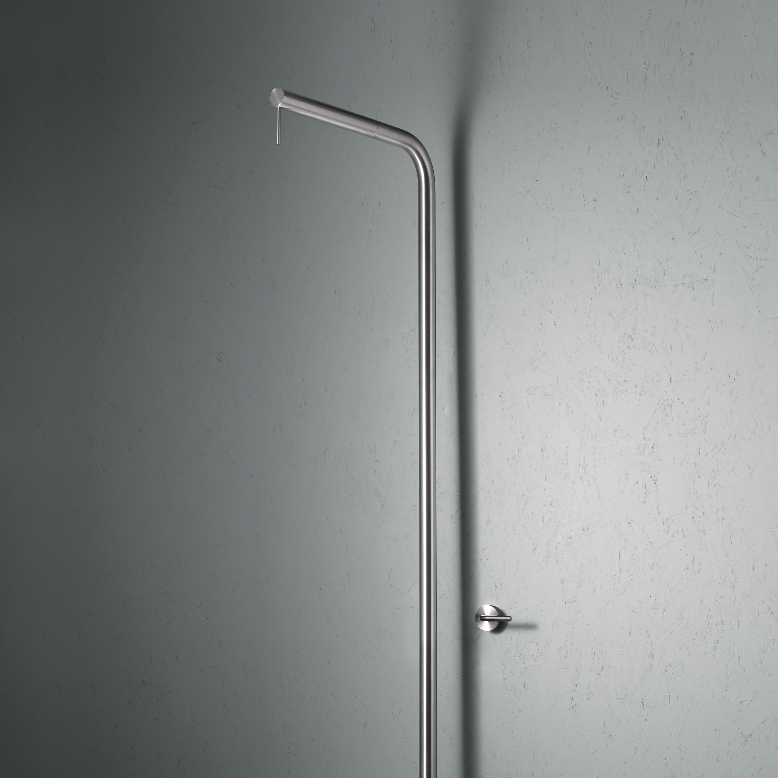 Mostra il prodotto Levo | Stainless steel Outdoor shower with rain adjustable shower head del produttore Quadrodesign