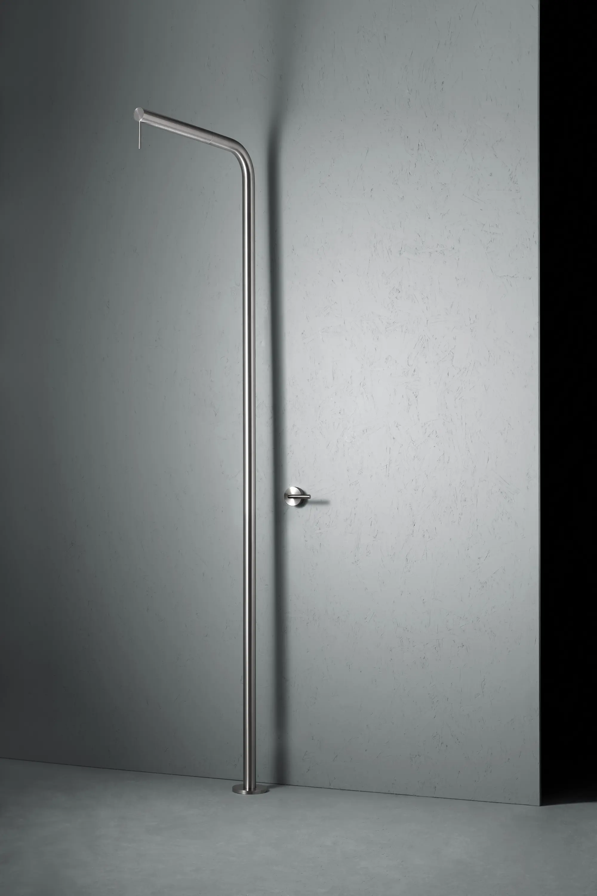 Quadrodesign - Levo | Douche avec jet pluie règlable. 
En acier inoxydable.