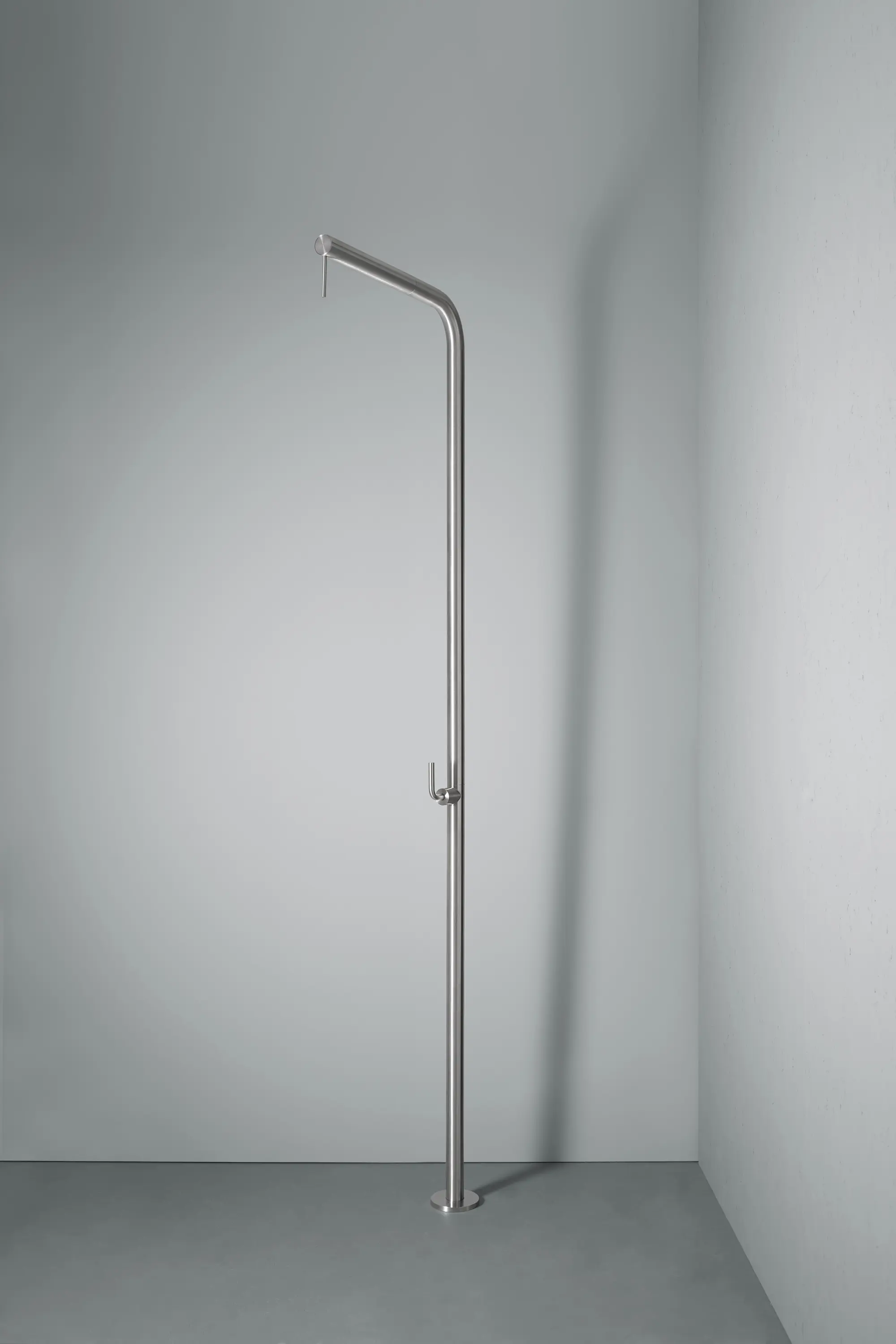 Quadrodesign - Levo | Colonna doccia con getto a pioggia orientabile e miscelatore idroprogressivo in acciaio inossidabile