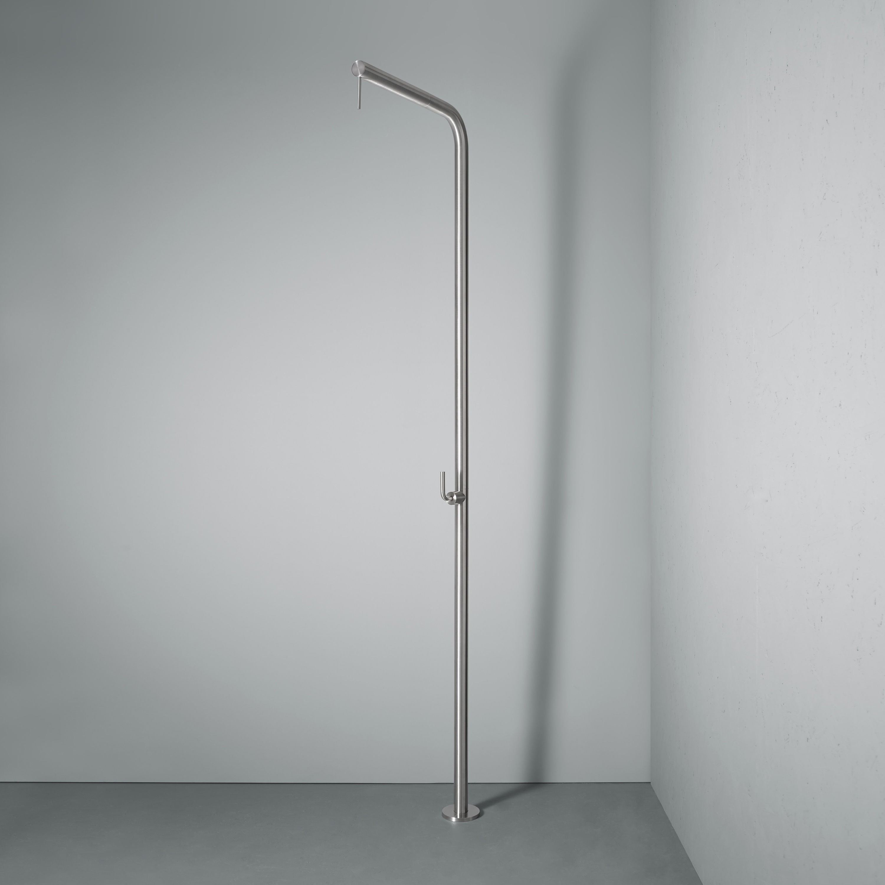 Mostra il prodotto Levo | Stainless steel Outdoor shower with rain adjustable shower head and hydroprogressive mixer del produttore Quadrodesign
